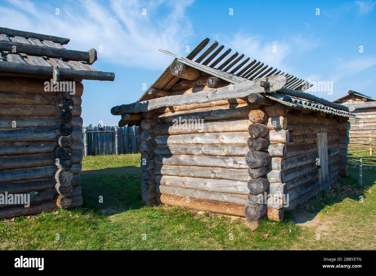 Collines de Kernef, Lituanie, patrimoine mondial de l'UNESCO, capitale médiévale du Grand-Duché de Lituanie, maisons en bois typiques Banque D'Images