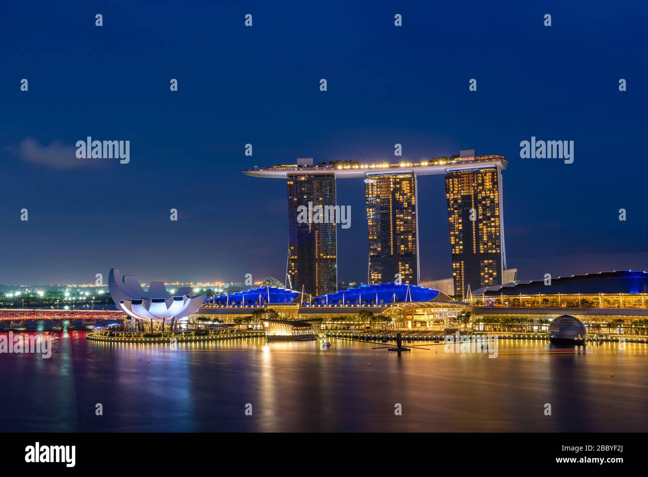 SINGAPOUR, SINGAPOUR - 10 FÉVRIER 2020 : vue sur les sables de Marina Bay la nuit, Travel, Singapour Banque D'Images
