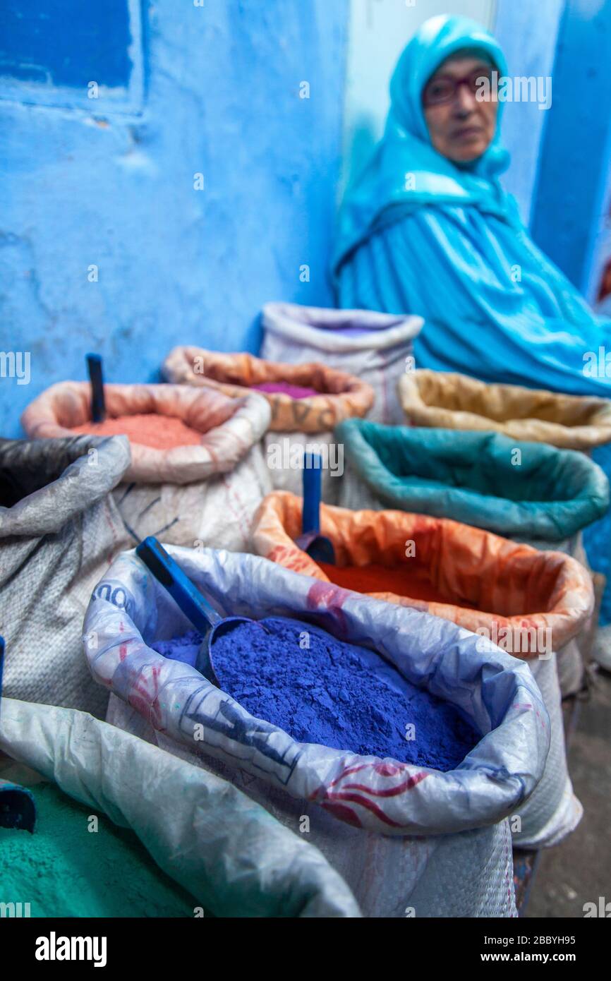Chefchaouen, Maroc : femme vendant de la poudre de couleur dans la Médina Banque D'Images