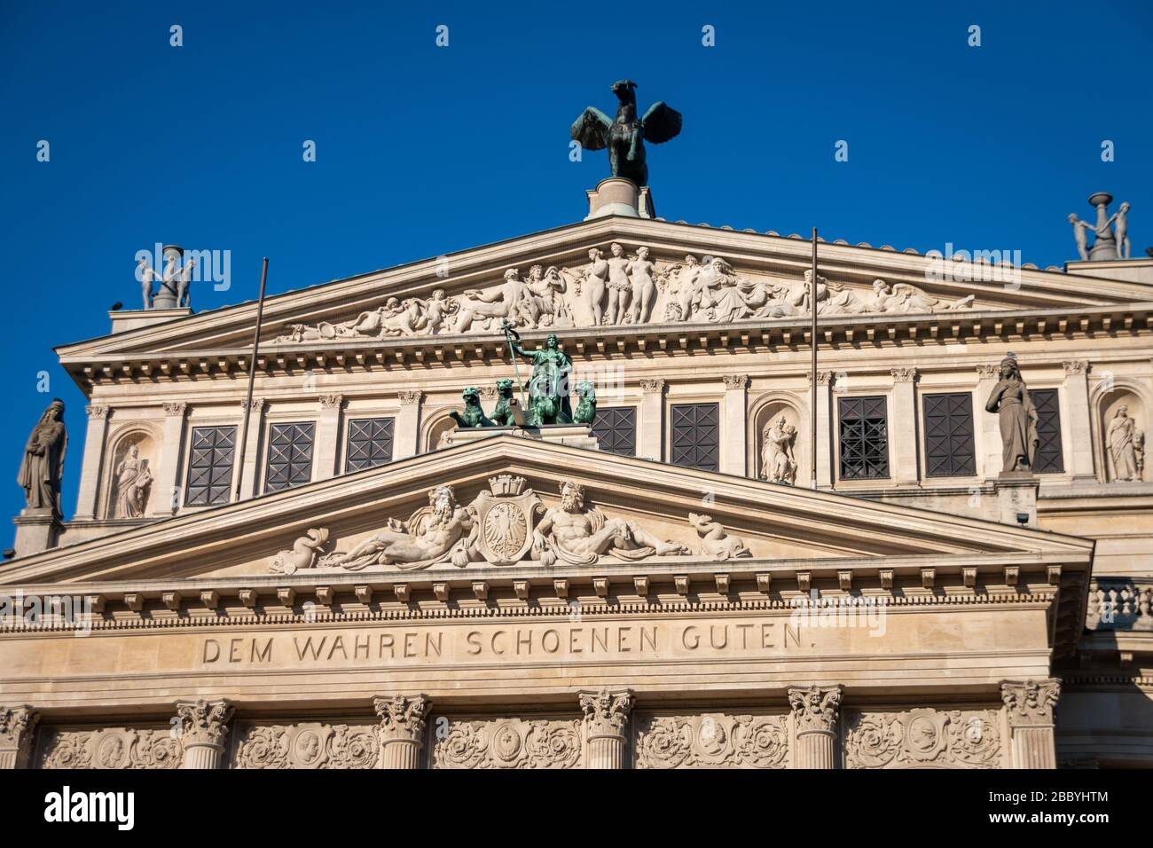 Façade de l'opéra „Alte Oper Frankfurt“ (ancien opéra) avec inscription „dem wahren schönen guten“, traduite en anglais dans le vrai beau bien) Banque D'Images