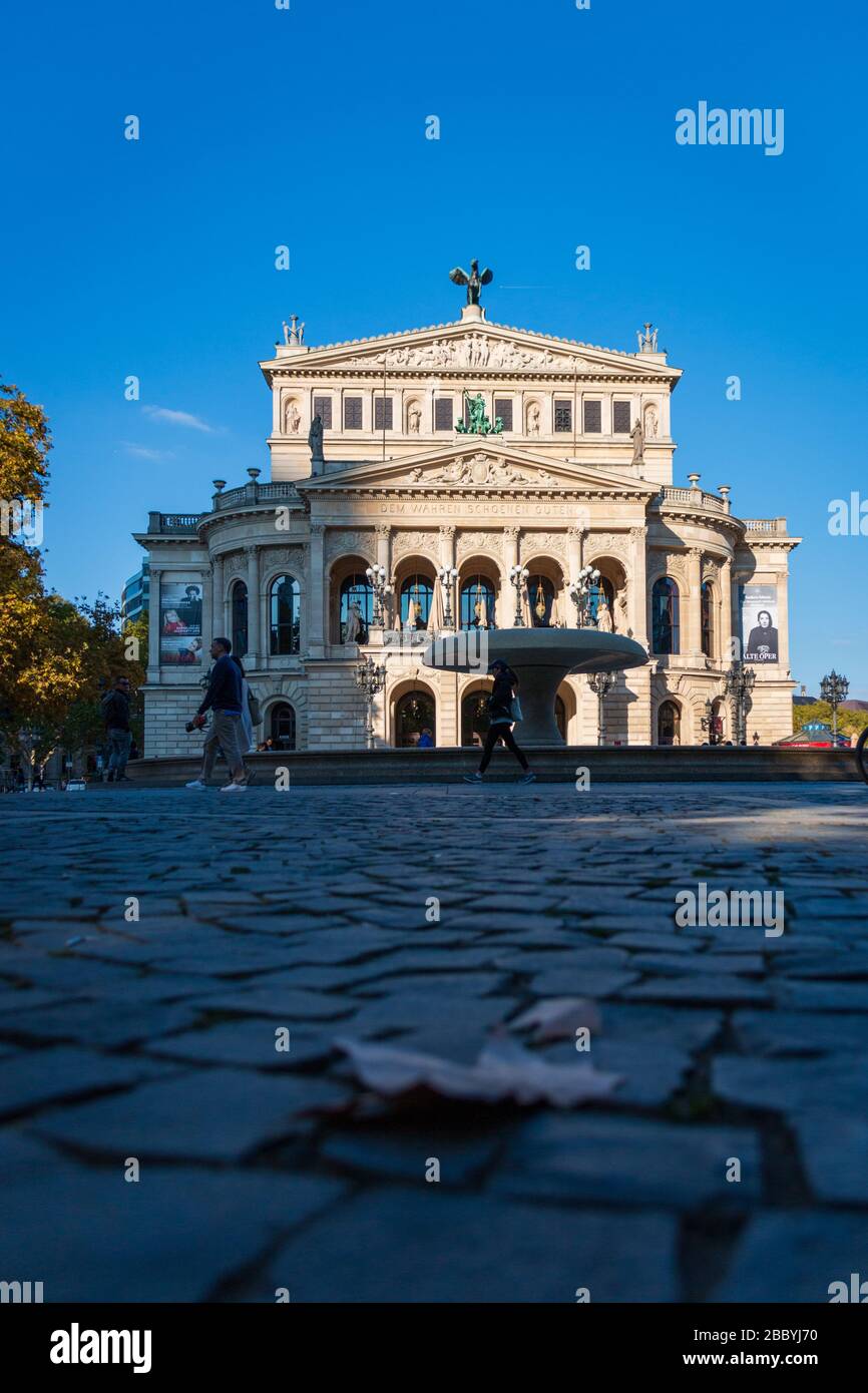 Francfort-sur-le-Main, Allemagne - 21 octobre 2018: Façade de l'opéra „Alte Oper Frankfurt“ (ancien opéra) avec inscription „dem wahren schönen guten“, tr Banque D'Images