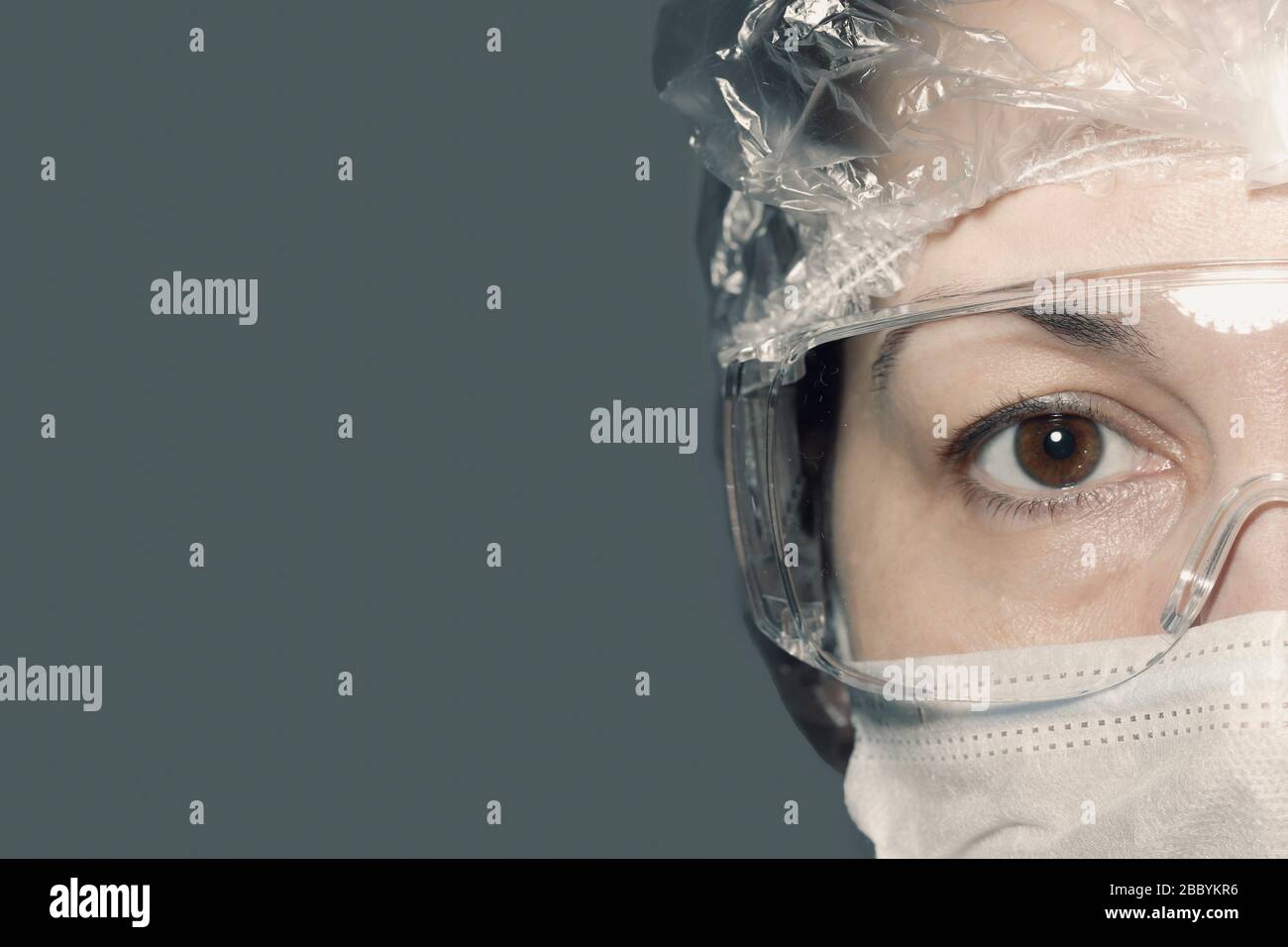 Demi-visage de femme médecin regardant l'appareil photo Banque D'Images