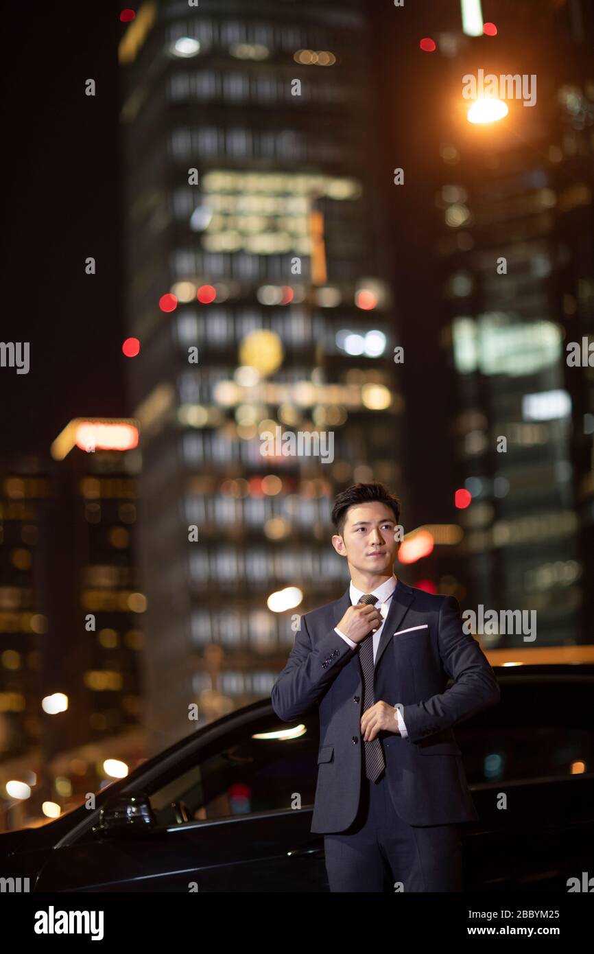 Homme d'affaires chinois réussi en costume et cravate Photo Stock - Alamy