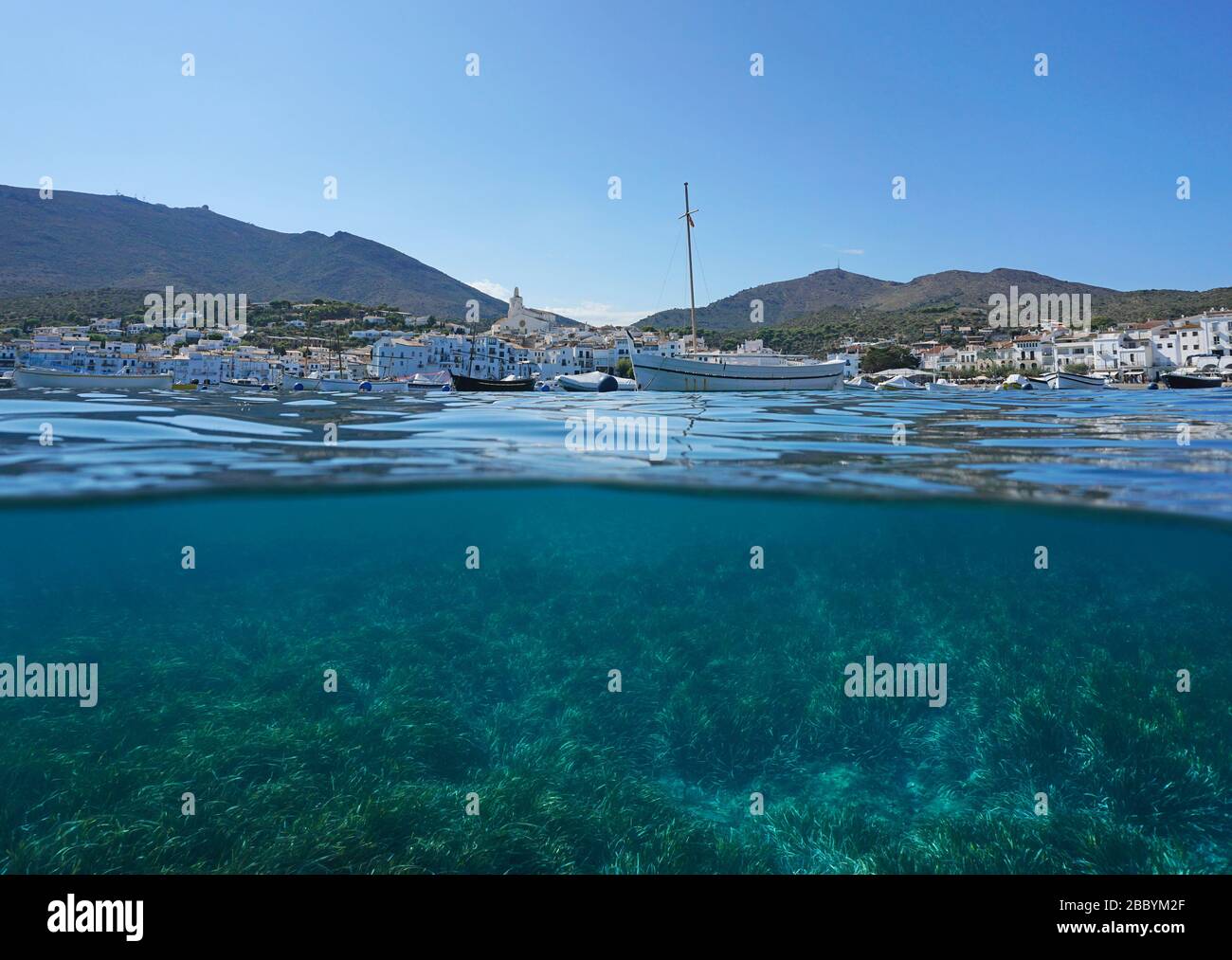 Espagne côte du village de Cadaques avec bateaux et de la mer sous l'eau, vue partagée sur et sous la surface de l'eau, mer méditerranéenne, Costa Brava, Catalogne Banque D'Images