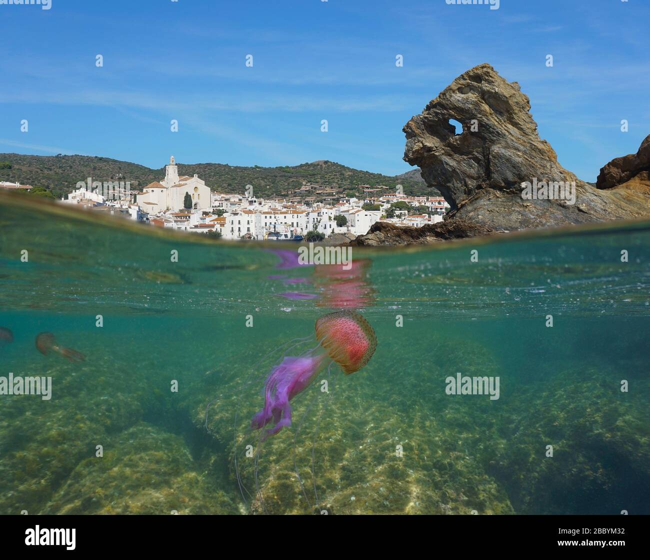 Espagne littoral du village de Cadaques avec formation de roches et un méduse sous l'eau, vue partagée sous l'eau, mer Méditerranée, Costa Brava Banque D'Images