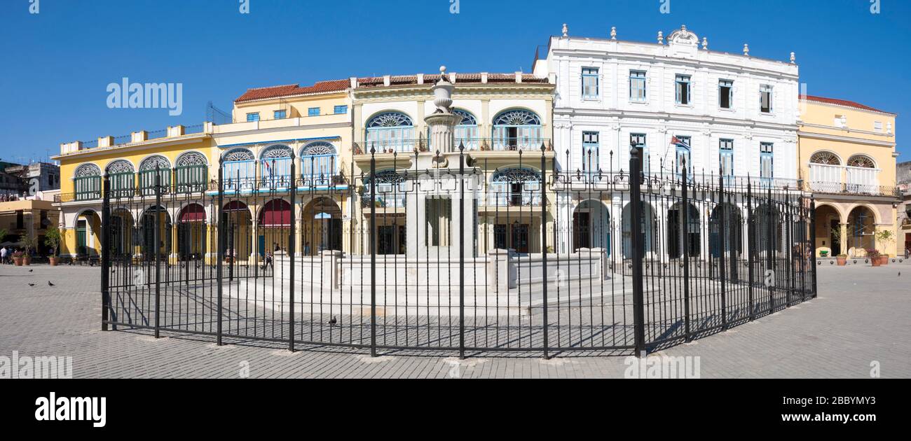 Vue panoramique sur la Plaza Vieja à la Havane avec ciel bleu clair. Cuba Banque D'Images