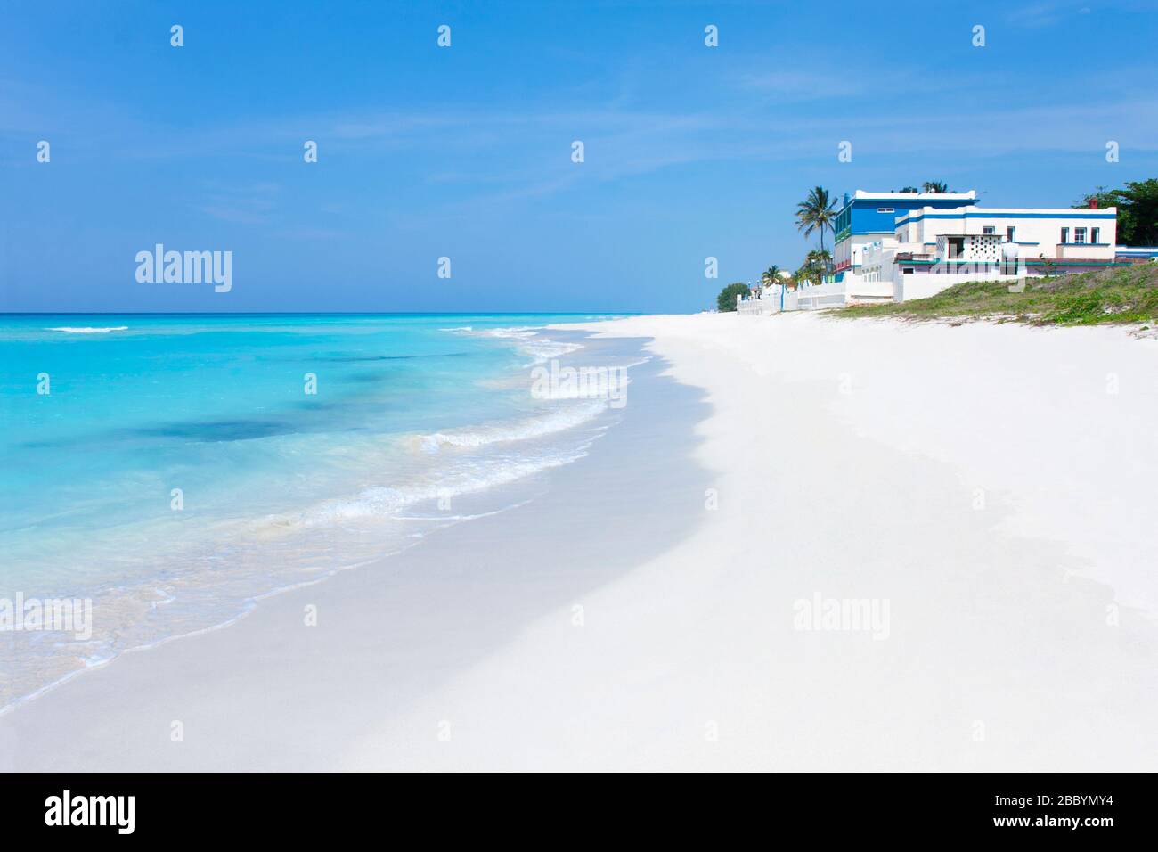 Vue depuis la rive d'une plage paradisiaque à Varadero avec des eaux cristallines, du sable blanc et du ciel bleu. Cuba. Concept de voyage et de tourisme Banque D'Images