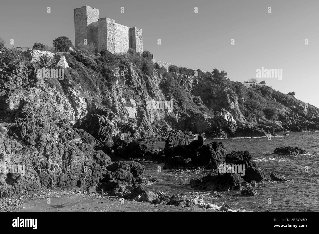 L'ancienne Rocca Aldobrandesca de Talamone, Grosseto, Toscane, Italie, sur une belle journée ensoleillée, en noir et blanc Banque D'Images