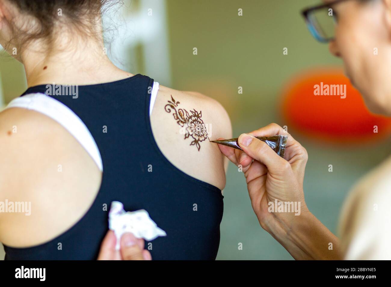 Tatouage d'art henné en cours Banque D'Images