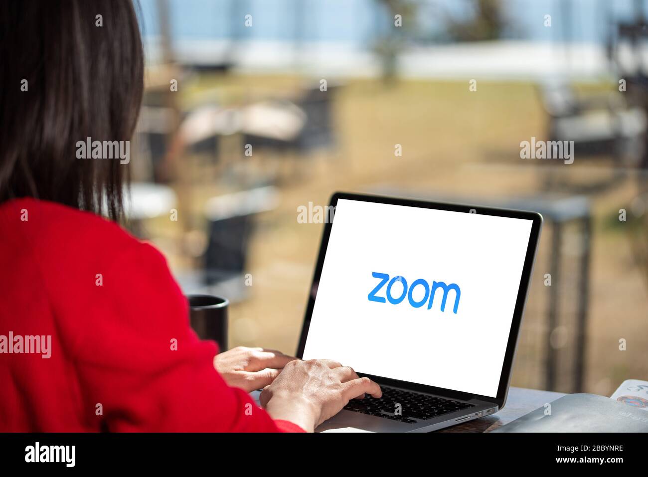 Antalya, TURQUIE - 30 mars 2020. Ordinateur portable affichant le logo de l'application Zoom Cloud Meetings. Banque D'Images