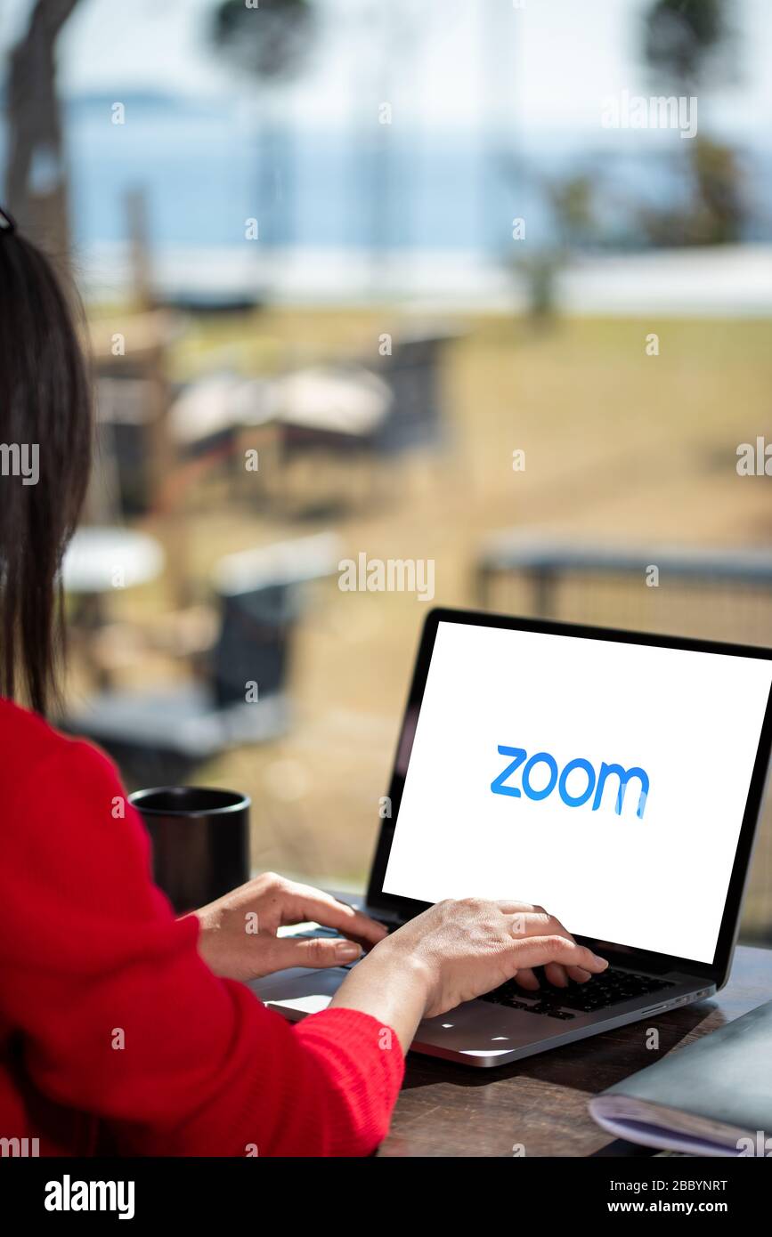 Antalya, TURQUIE - 30 mars 2020. Ordinateur portable affichant le logo de l'application Zoom Cloud Meetings. Banque D'Images