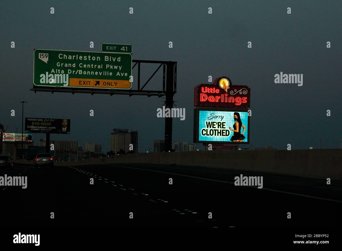 Las Vegas, États-Unis. 01 avril 2020. Vue sur le club de strip « Little Darlings », vue depuis l'autoroute I-15 lors de la fermeture de Coronavirus d'entreprises essentielles à Las Vegas, Nevada, le mercredi 1er avril 2020. Photo de James Atoa/UPI crédit: UPI/Alay Live News Banque D'Images