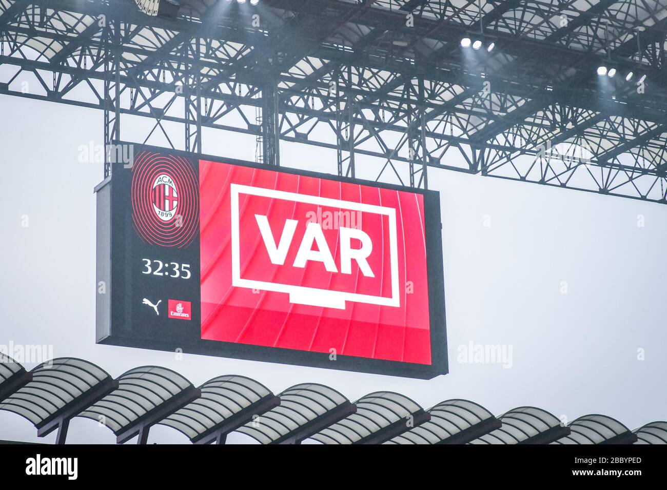 VAR pendant la saison de football 2019/20 images symboliques - photo crédit Fabrizio Carabelli /LM/ Banque D'Images