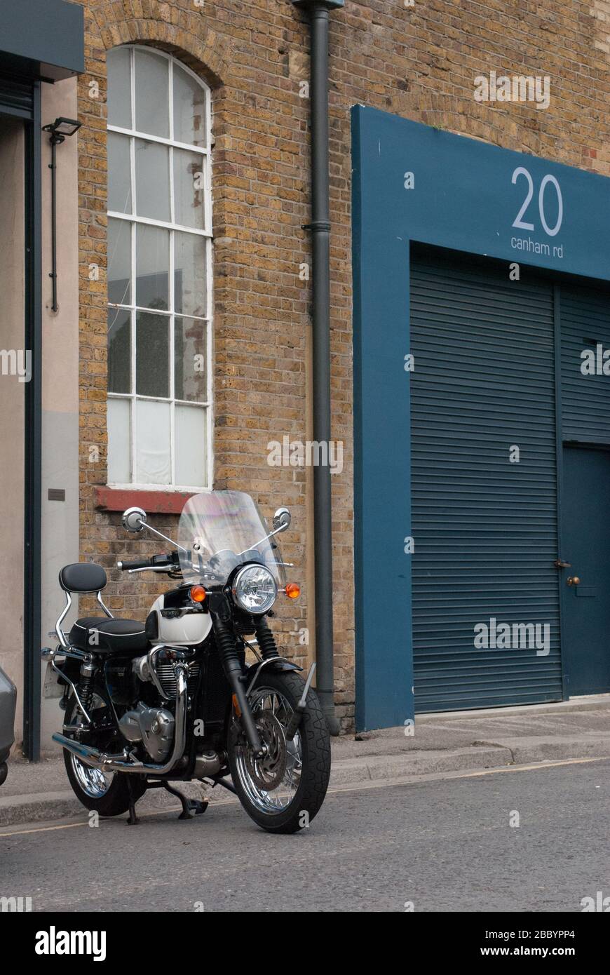 Triumph Bonneville T120 à l'extérieur de la Coopérative Grierson Workshop, Canham Road, East Acton, Londres, Banque D'Images
