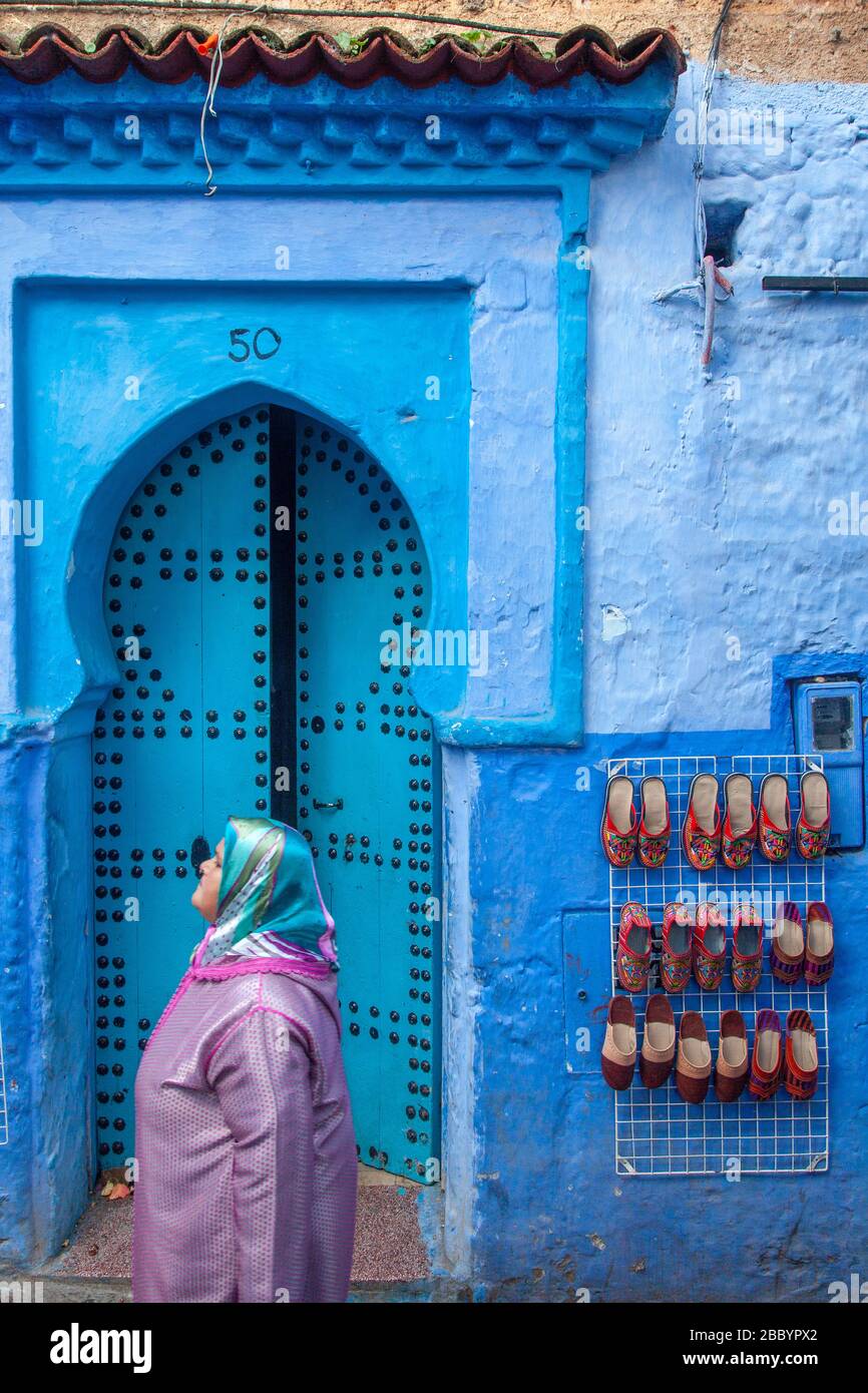 Chefchaouen, Maroc: Femme marchant dans la médina. Banque D'Images