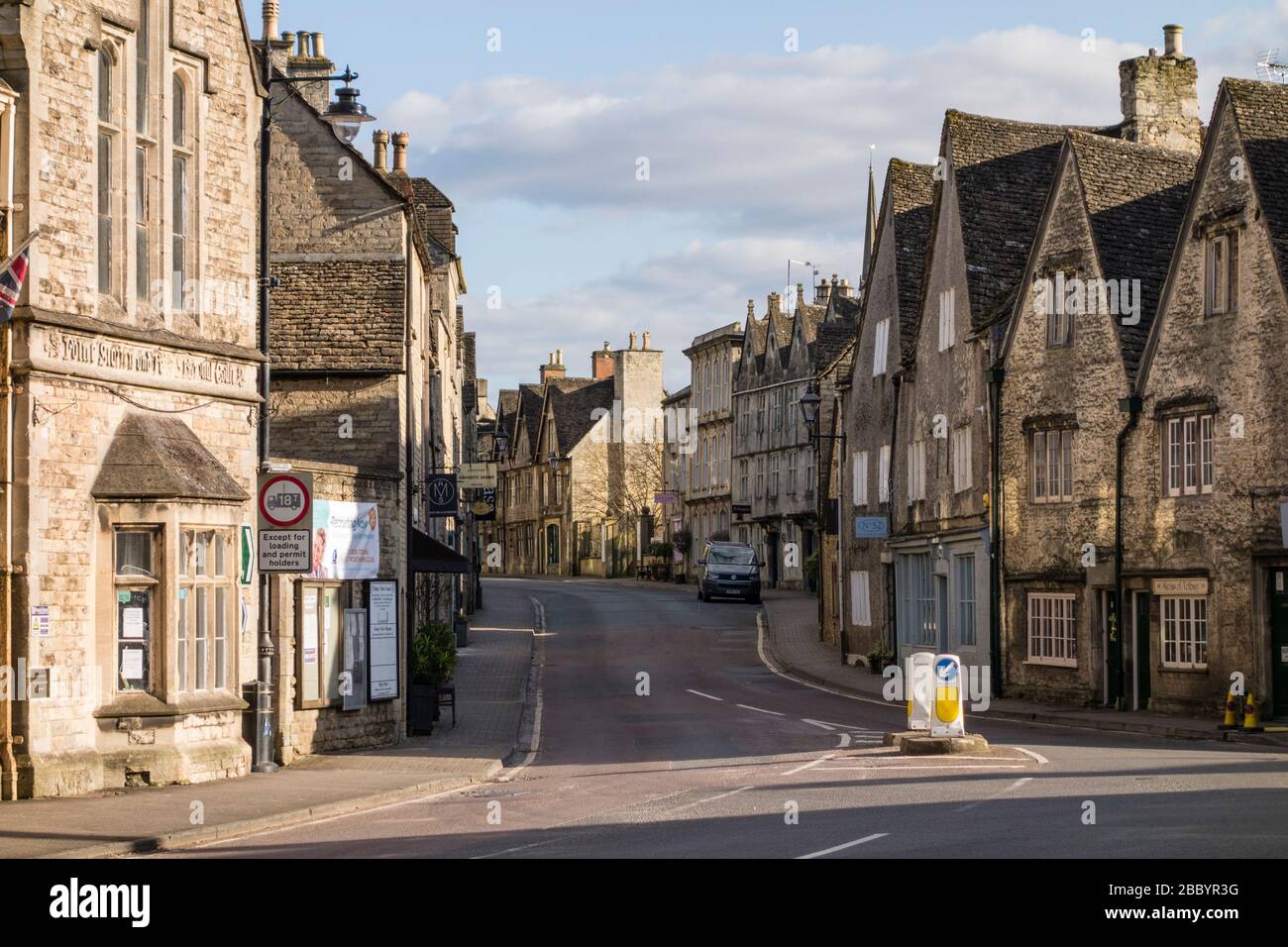 Rue vide sans trafic et personnes en raison du verrouillage causé par la pandémie de Covid 19, Tetbury, Gloucestershire, Royaume-Uni Banque D'Images