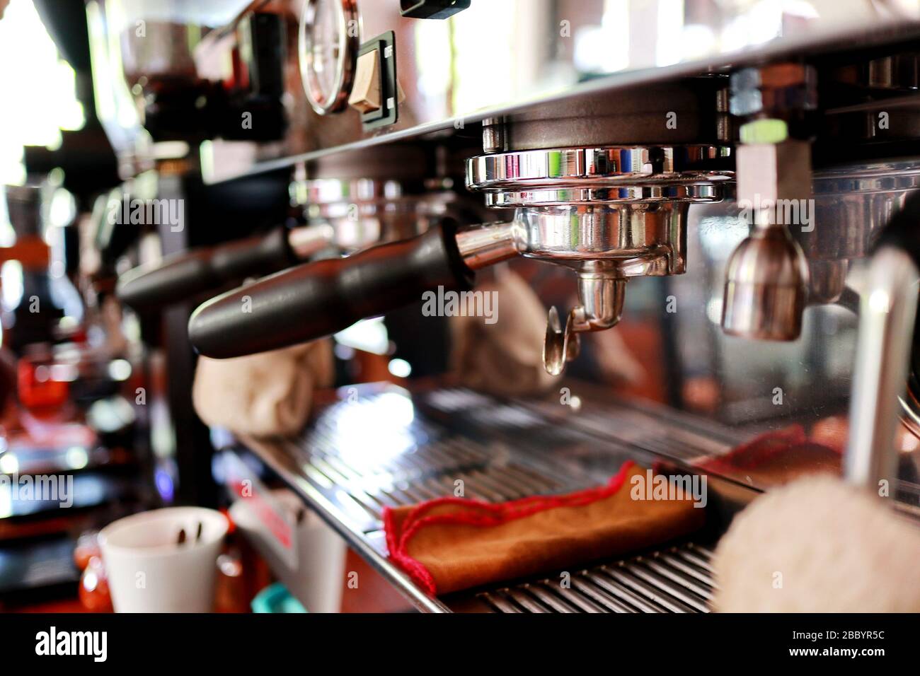 le matériel de fabrication du café, divers types, il existe des manuels traditionnels à des manuels sophistiqués, mais tous selon le goût du buveur Banque D'Images