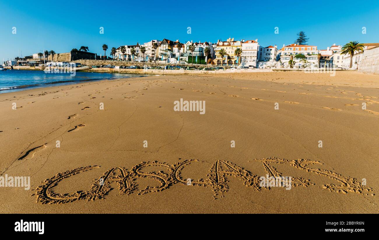 Vide idyllique Praia do Ribeiro à Cascais, Portugal avec les mots Cascais écrit sur le sable - grand angle Banque D'Images