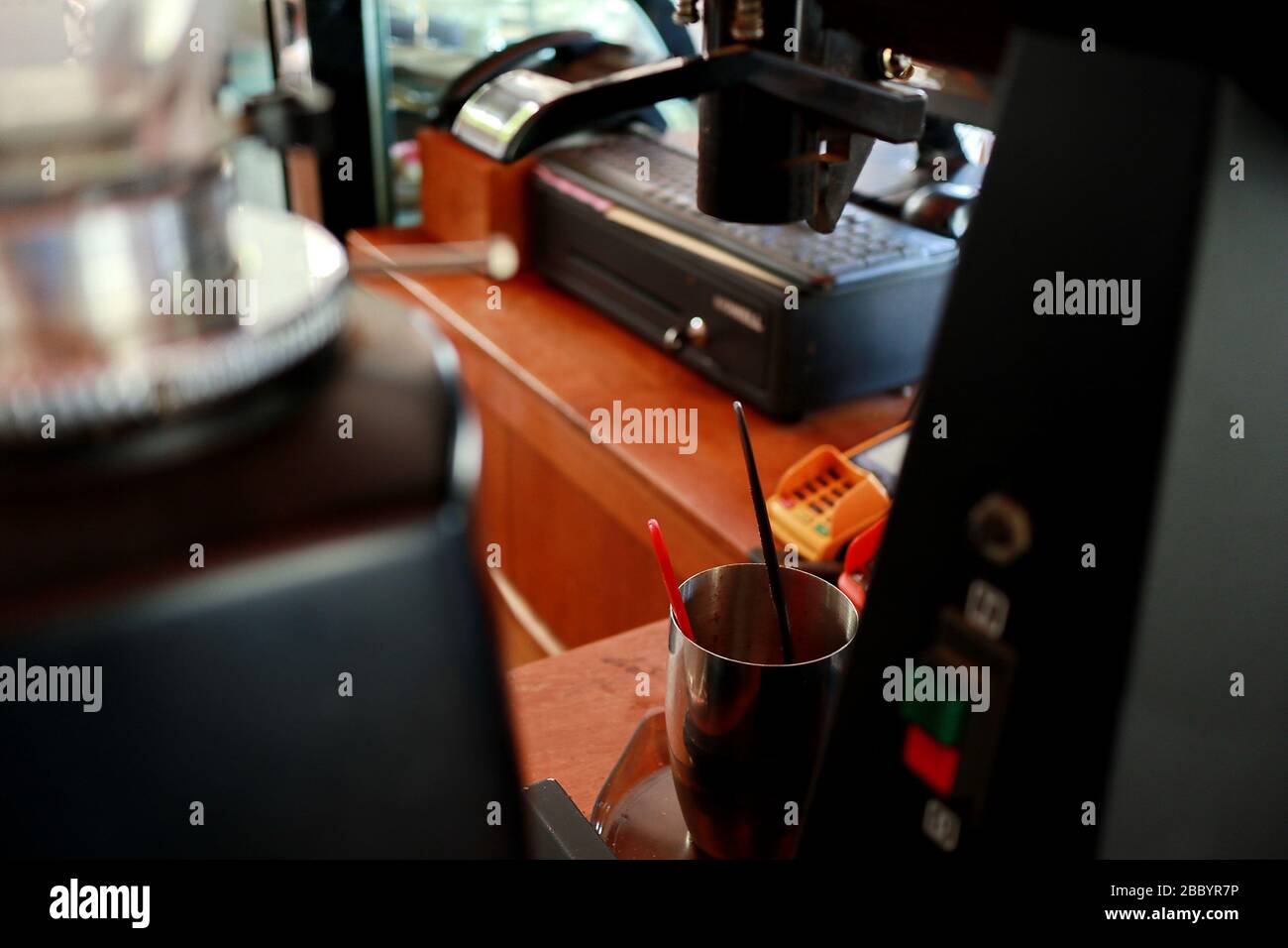 le matériel de fabrication du café, divers types, il existe des manuels traditionnels à des manuels sophistiqués, mais tous selon le goût du buveur Banque D'Images