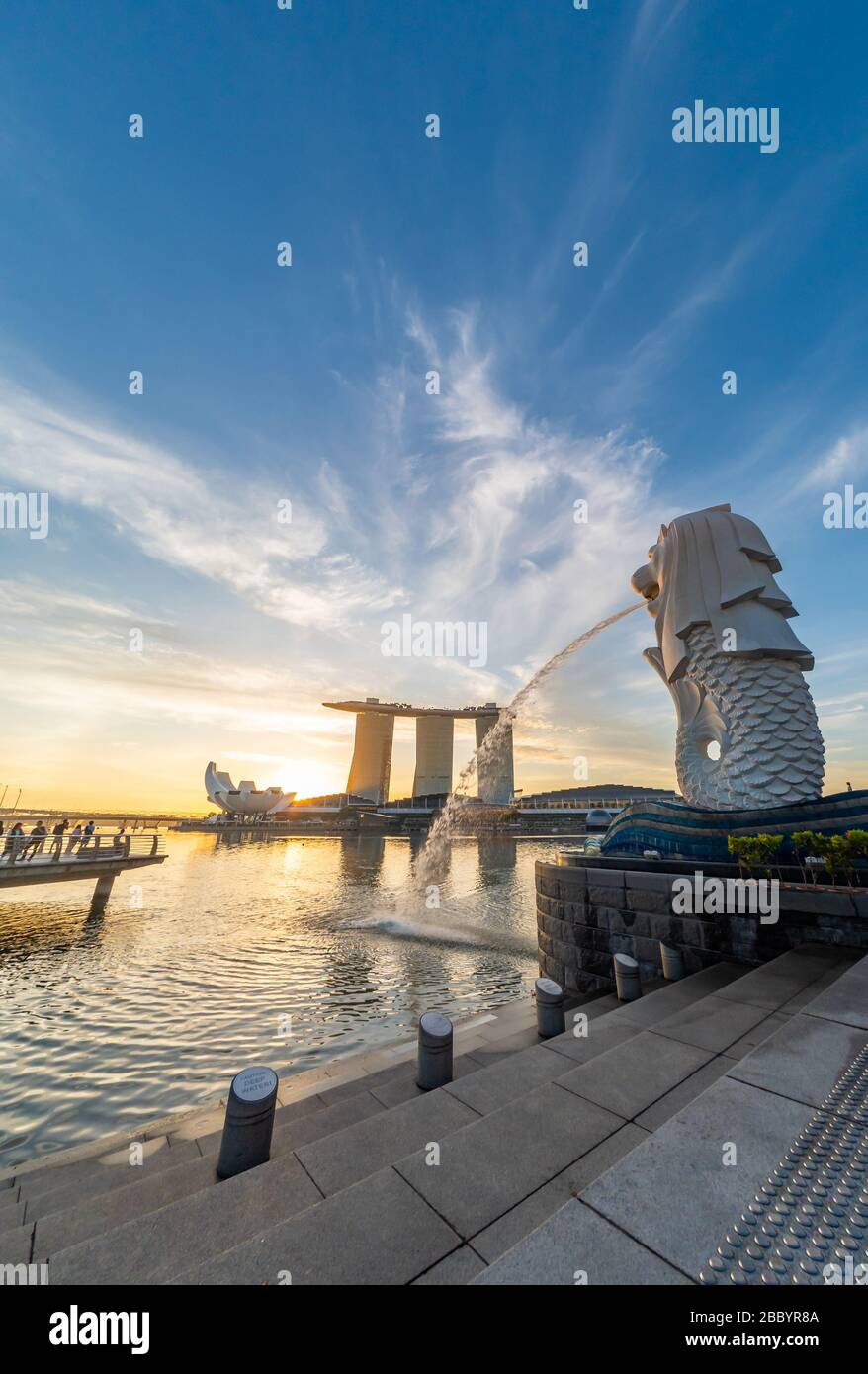 Singapour SINGAPOUR : 15 février 2020 : Singapour Merlion Park centre-ville de Singapour quartier des affaires au lever du soleil Banque D'Images