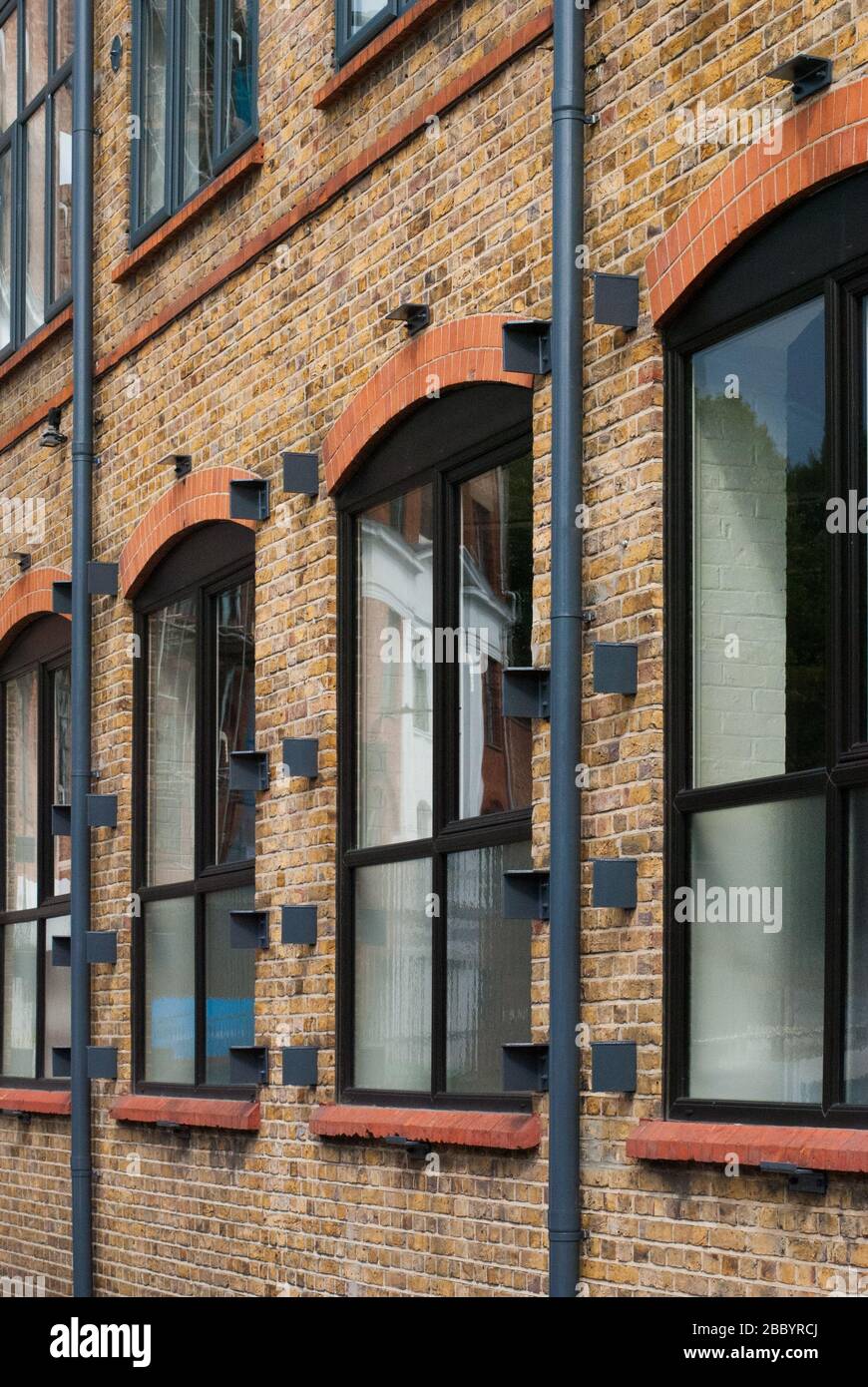 Détail des bâtiments sur Canham Road/ Stanley Gardens, East Acton, Londres, Banque D'Images