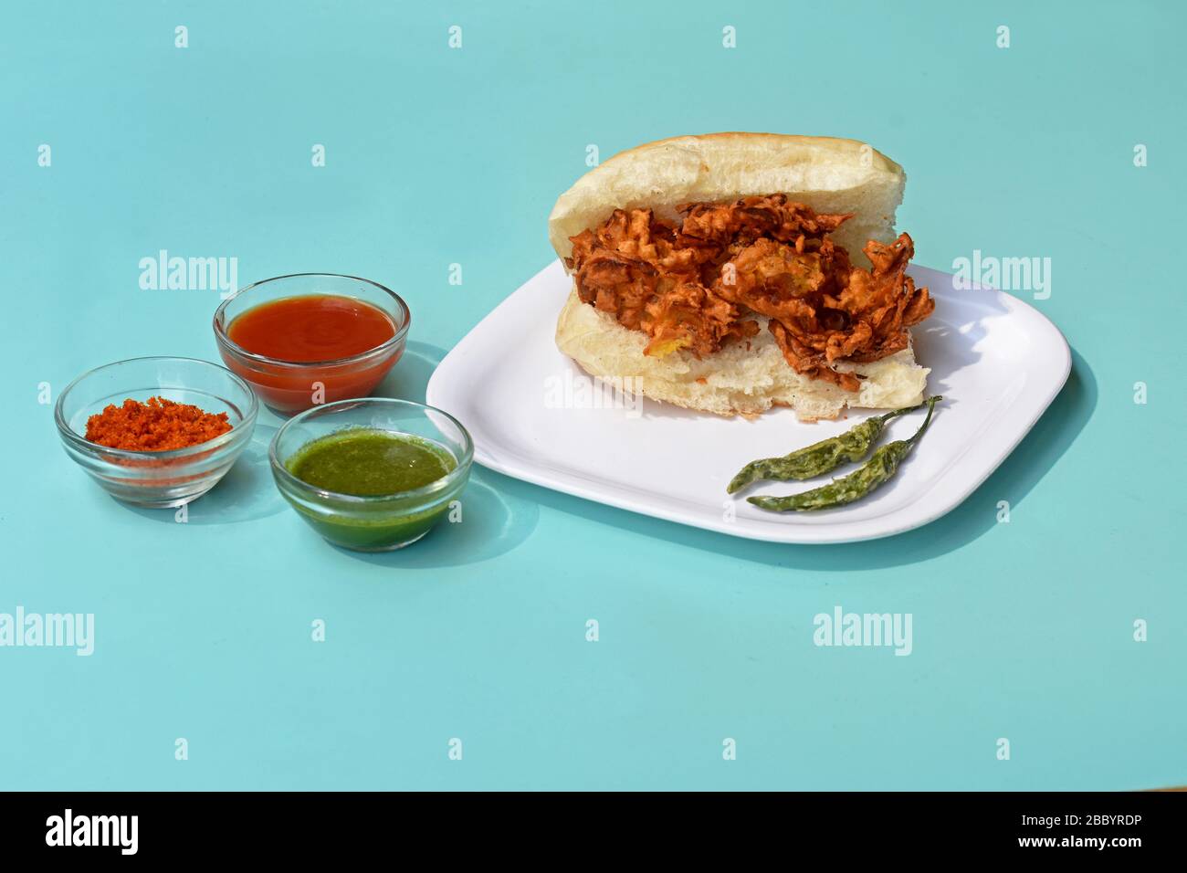 Kanda bhaji croustillant, Pyaj Pakode, pakoda d'oignon frit, bhaji d'oignon avec des plats de rue de pav ou bread.delicious, en-cas indiens servis avec du ketchup de tomate Banque D'Images