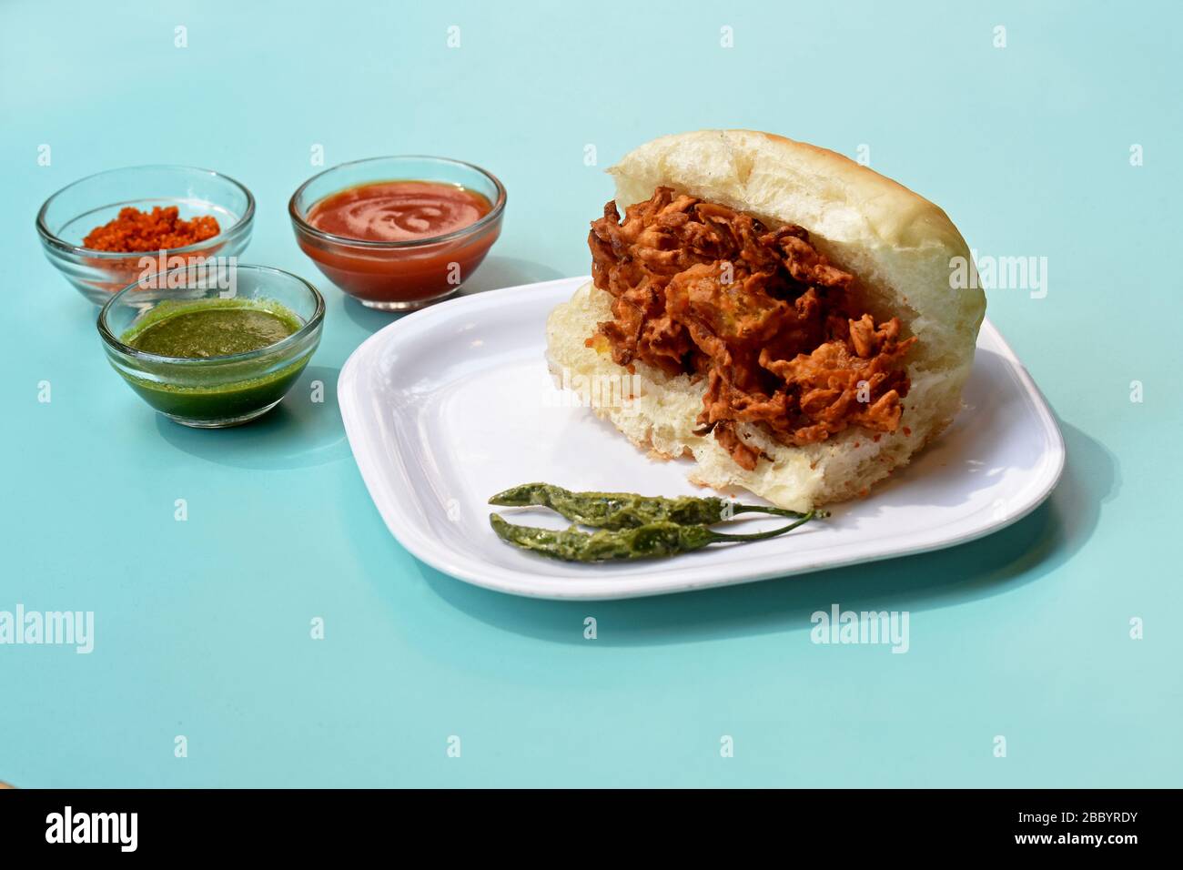 Kanda bhaji croustillant, Pyaj Pakode, pakoda d'oignon frit, bhaji d'oignon avec des plats de rue de pav ou bread.delicious, en-cas indiens servis avec du ketchup de tomate Banque D'Images