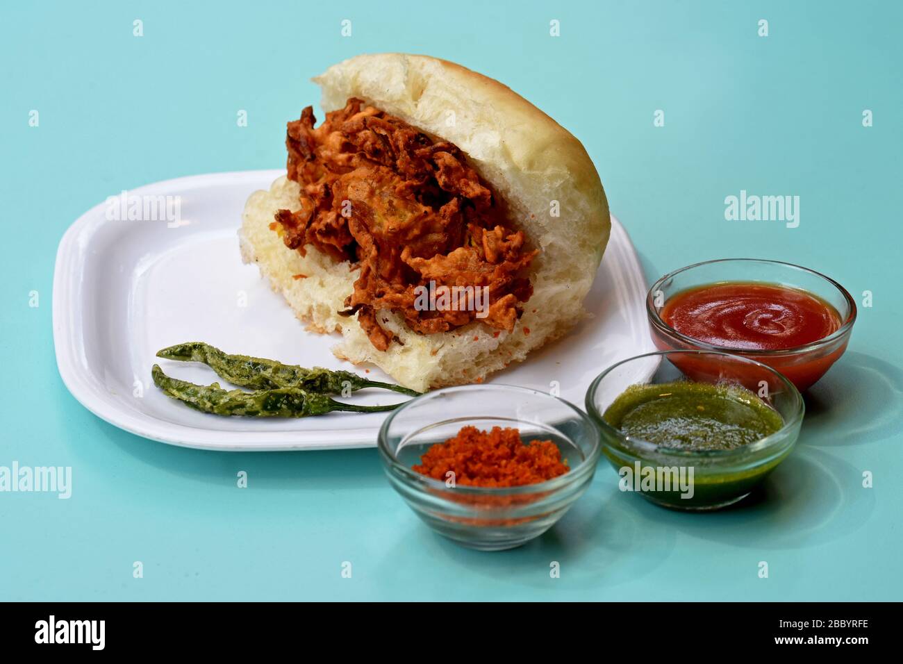 Kanda bhaji croustillant, Pyaj Pakode, pakoda d'oignon frit, bhaji d'oignon avec des plats de rue de pav ou bread.delicious, en-cas indiens servis avec du ketchup de tomate Banque D'Images