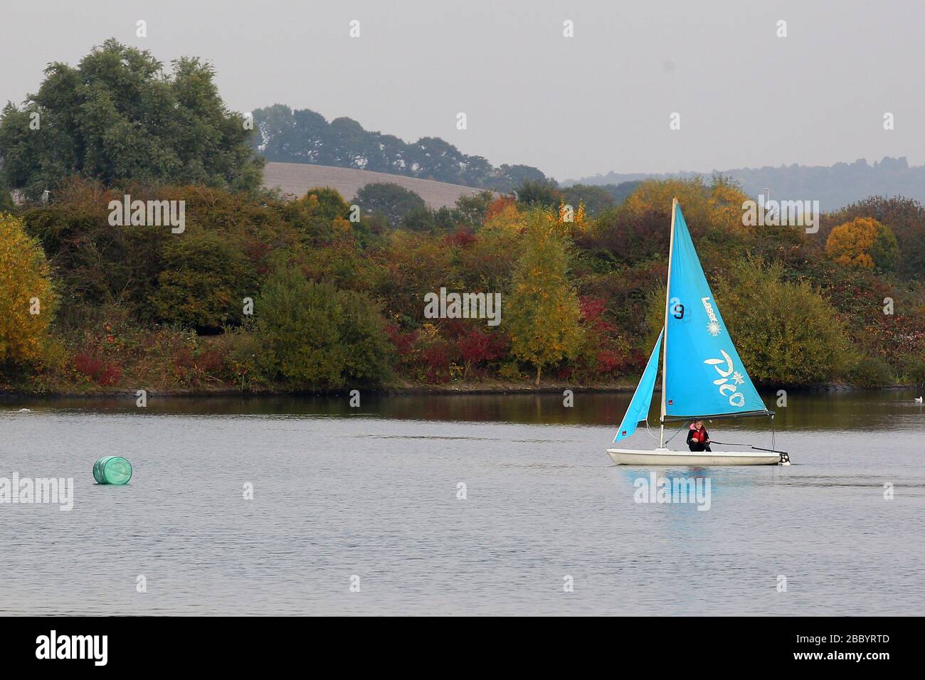 Canotage, yachting, activités de voile sur le lac. Parc du comté de Fairlop Waters, Barkingside, Londres Borough of Redbridge Banque D'Images