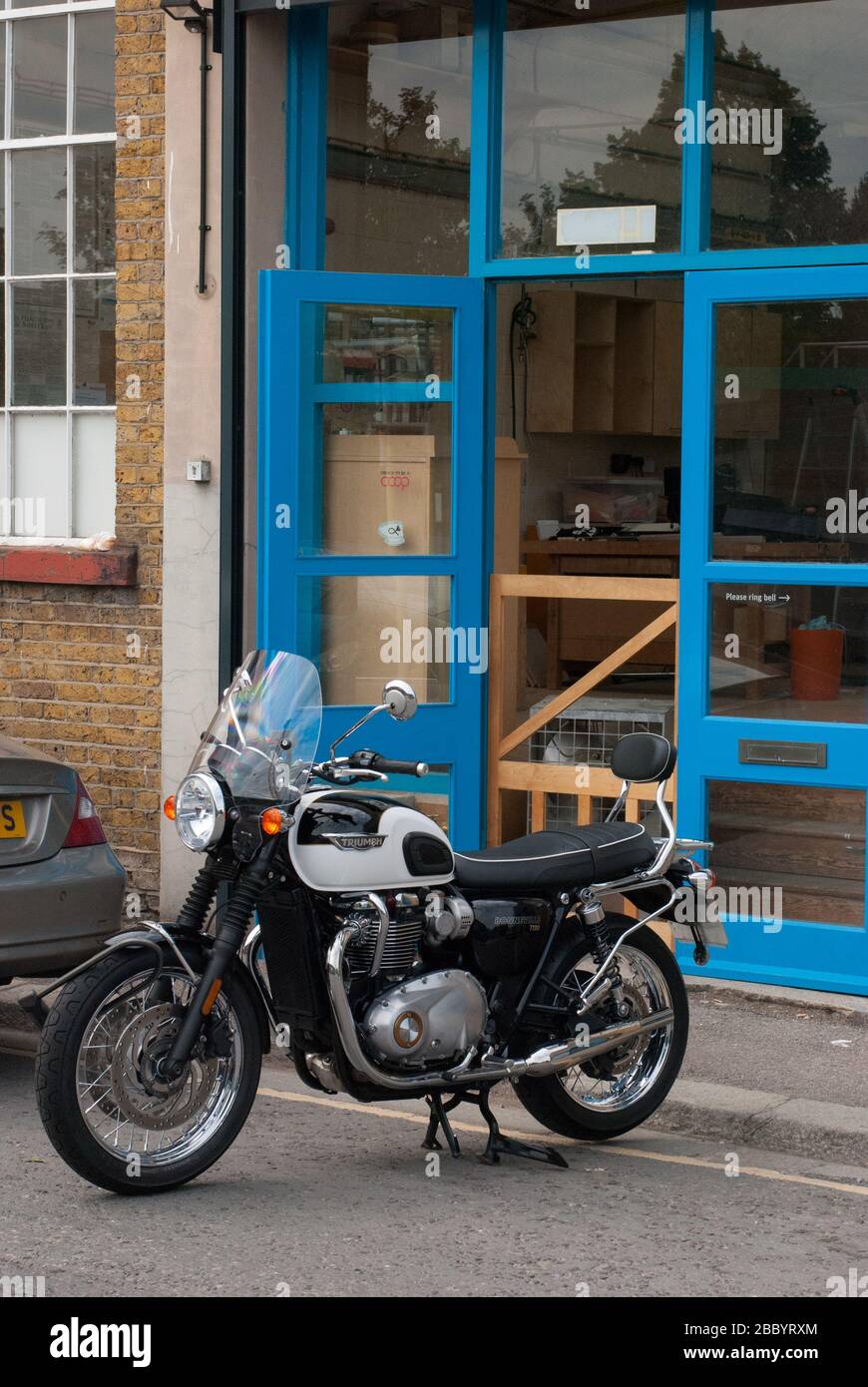 Triumph Bonneville T120 à l'extérieur de la Coopérative Grierson Workshop, Canham Road, East Acton, Londres, Banque D'Images