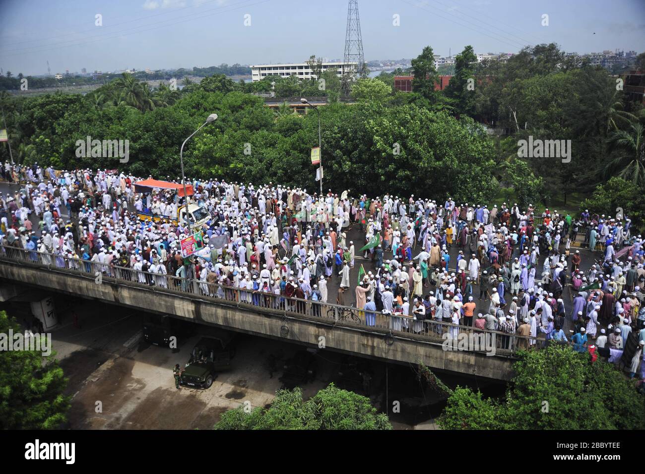 Des milliers de personnes se sont démaillées pour rejoindre un rassemblement de l'Islam Hefajat-e au pont d'amitié Bangladesh-Chine près de Postagola, Dhaka, au Bangladesh, comme on l'a appelé Banque D'Images