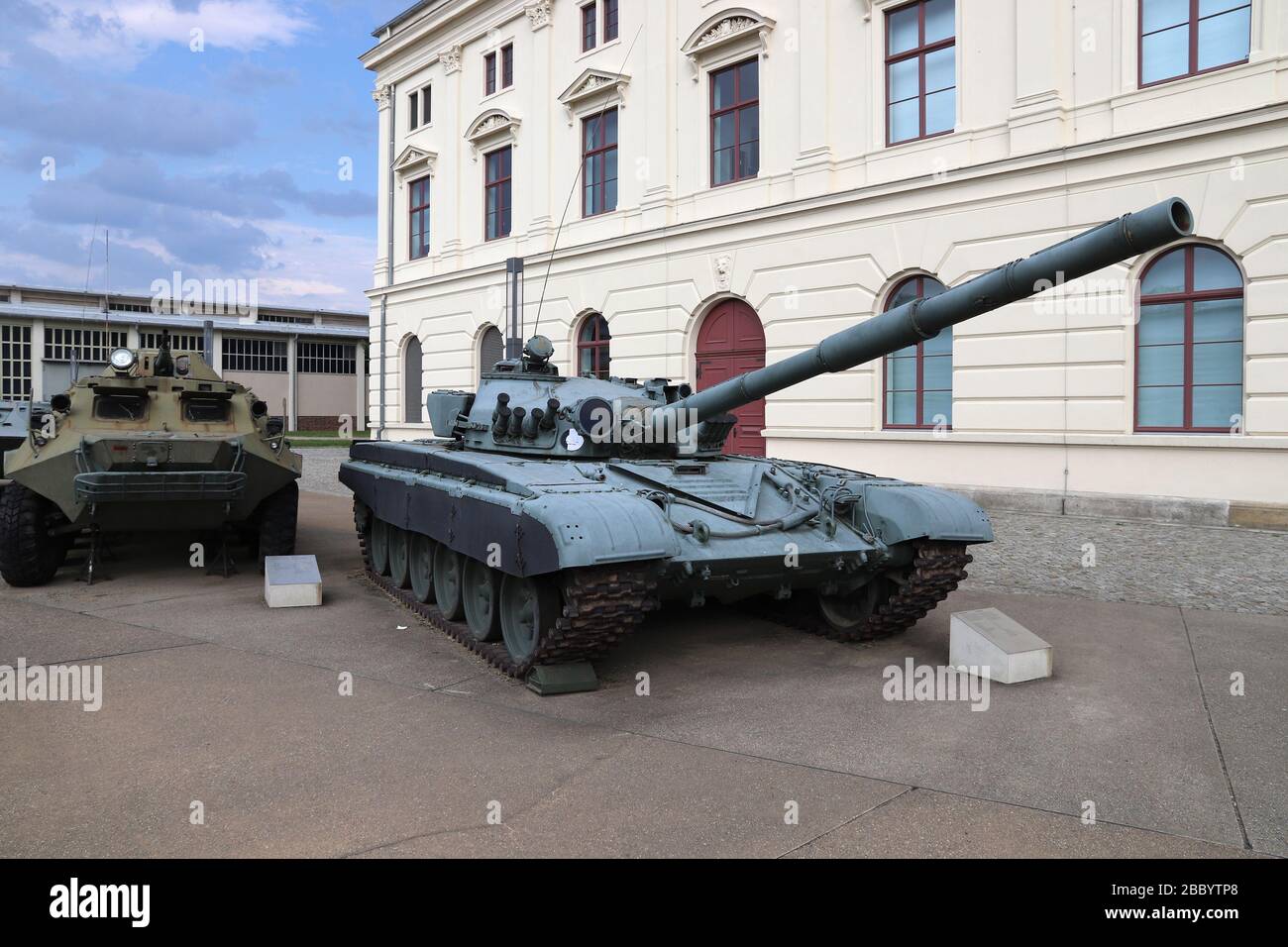 DRESDE, ALLEMAGNE - 10 MAI 2018 : exposition extérieure devant le musée d'histoire militaire de la Bundeswehr à Dresde, Allemagne. T-72 batterie principale soviétique et russe Banque D'Images