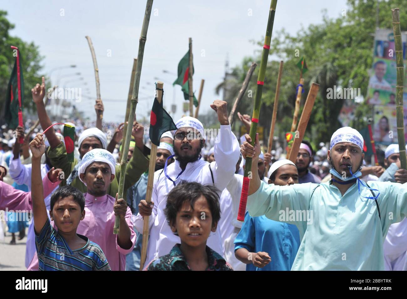 Des milliers de personnes se sont démaillées pour rejoindre un rassemblement de l'Islam Hefajat-e au pont d'amitié Bangladesh-Chine près de Postagola, Dhaka, au Bangladesh, comme on l'a appelé Banque D'Images