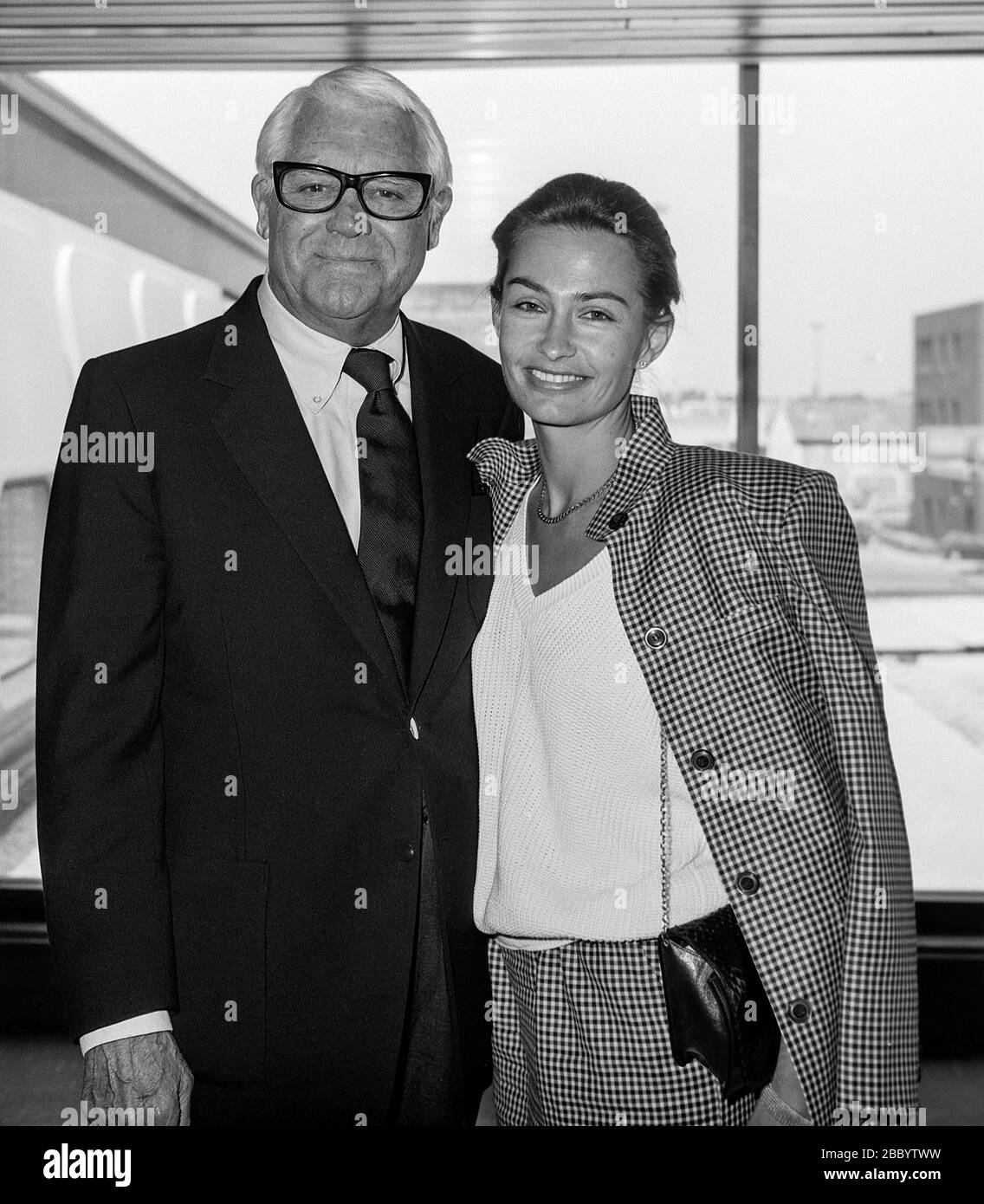 L'acteur américain Carrie Grant et sa femme Barbara arrivent à l'aéroport d'Heathrow de Londres en 1983. Banque D'Images