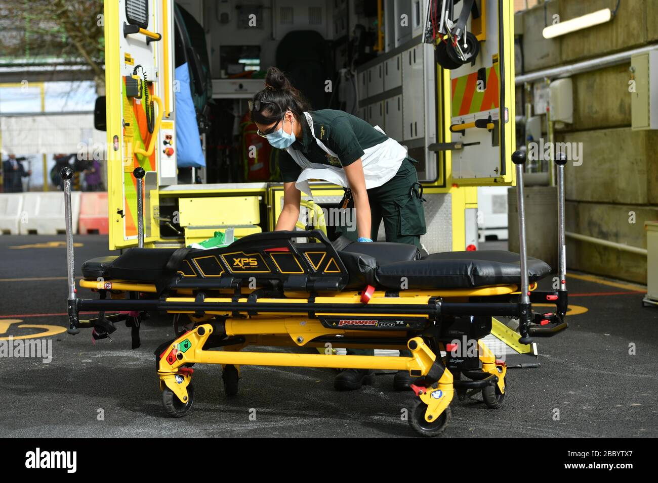 Un paramédical nettoie l'équipement dans la zone de décontamination des ambulanciers à l'extérieur de l'unité d'évaluation respiratoire, qui reçoit des patients coronavirus, à l'hôpital Morristin de Swansea, alors que les services de santé préparent leur réponse à l'épidémie de coronavirus. Banque D'Images