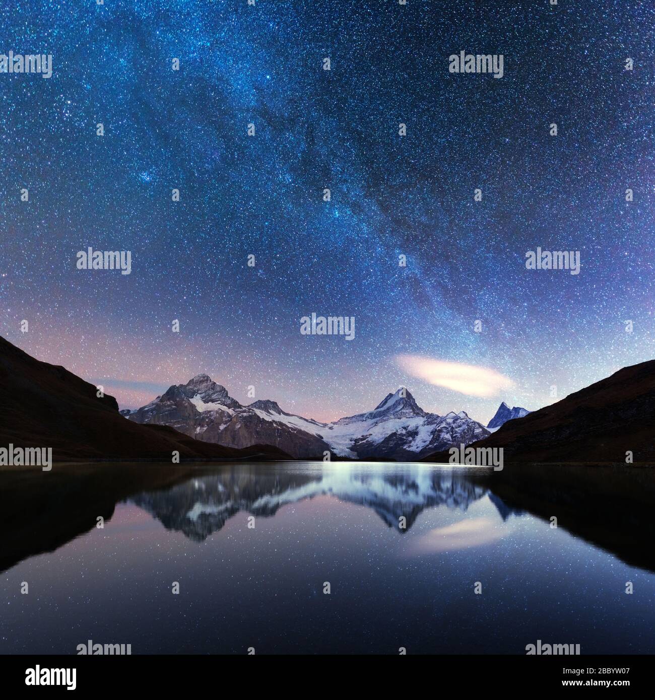 Une incroyable vue de nuit sur le lac de Bachalp Alpes suisses dans les montagnes. Des sommets enneigés du Wetterhorn, Mittelhorn et Rosenhorn sur arrière-plan. La vallée de Grindelwald, Suisse. L'astrophotographie paysage Banque D'Images