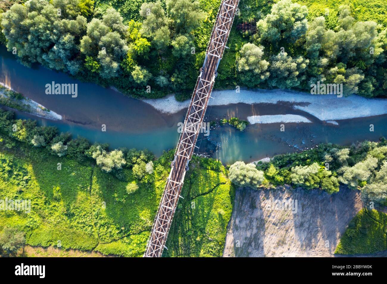 Pont ferroviaire en acier au-dessus d'une rivière. Vue aérienne drone. Photographie de paysage Banque D'Images