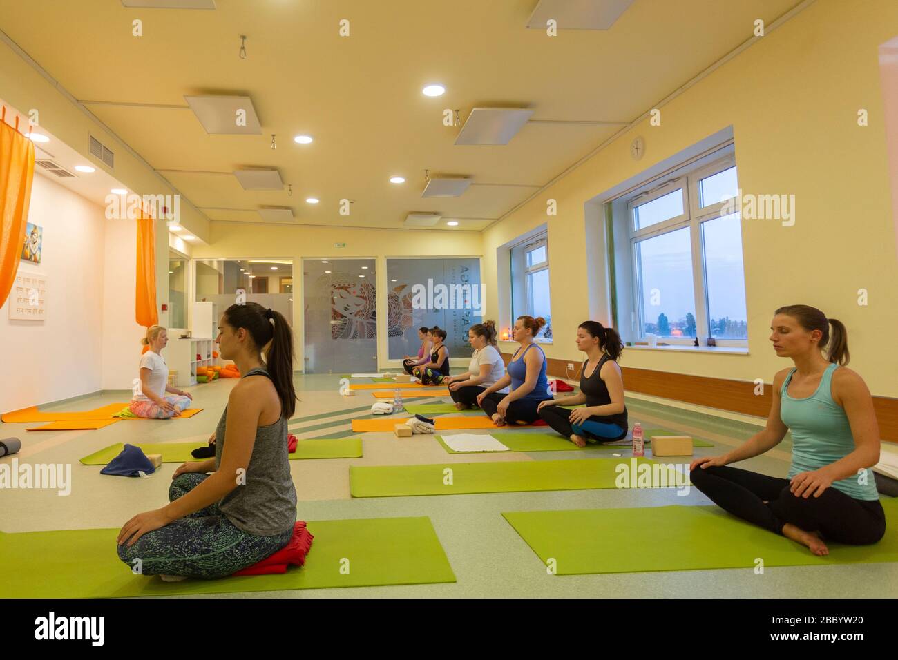 Cours de yoga Hattha en cours Banque D'Images