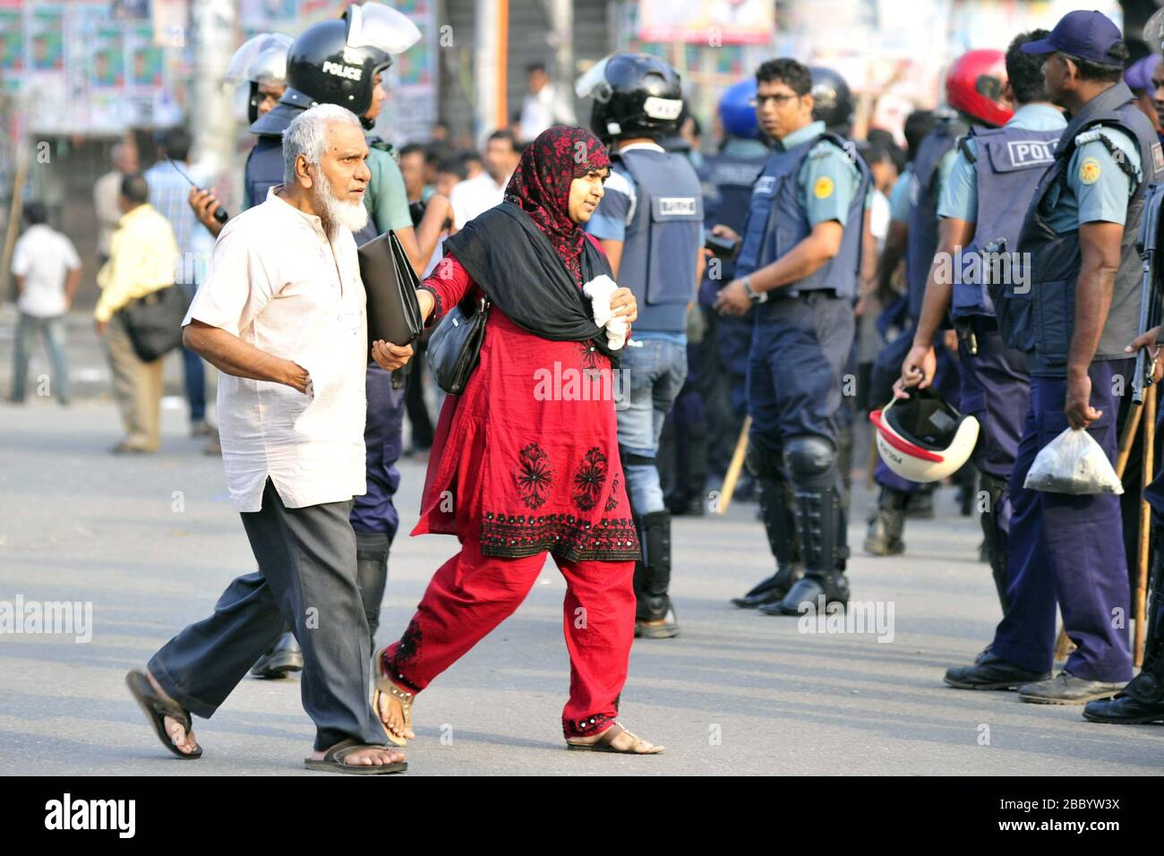 La police a utilisé des grenades de stun et des balles en caoutchouc pour disperser une manifestation du dimanche organisée par le groupe Hefazat-e Islam dans la capitale Dhaka, Bangladesh.Hefa Banque D'Images