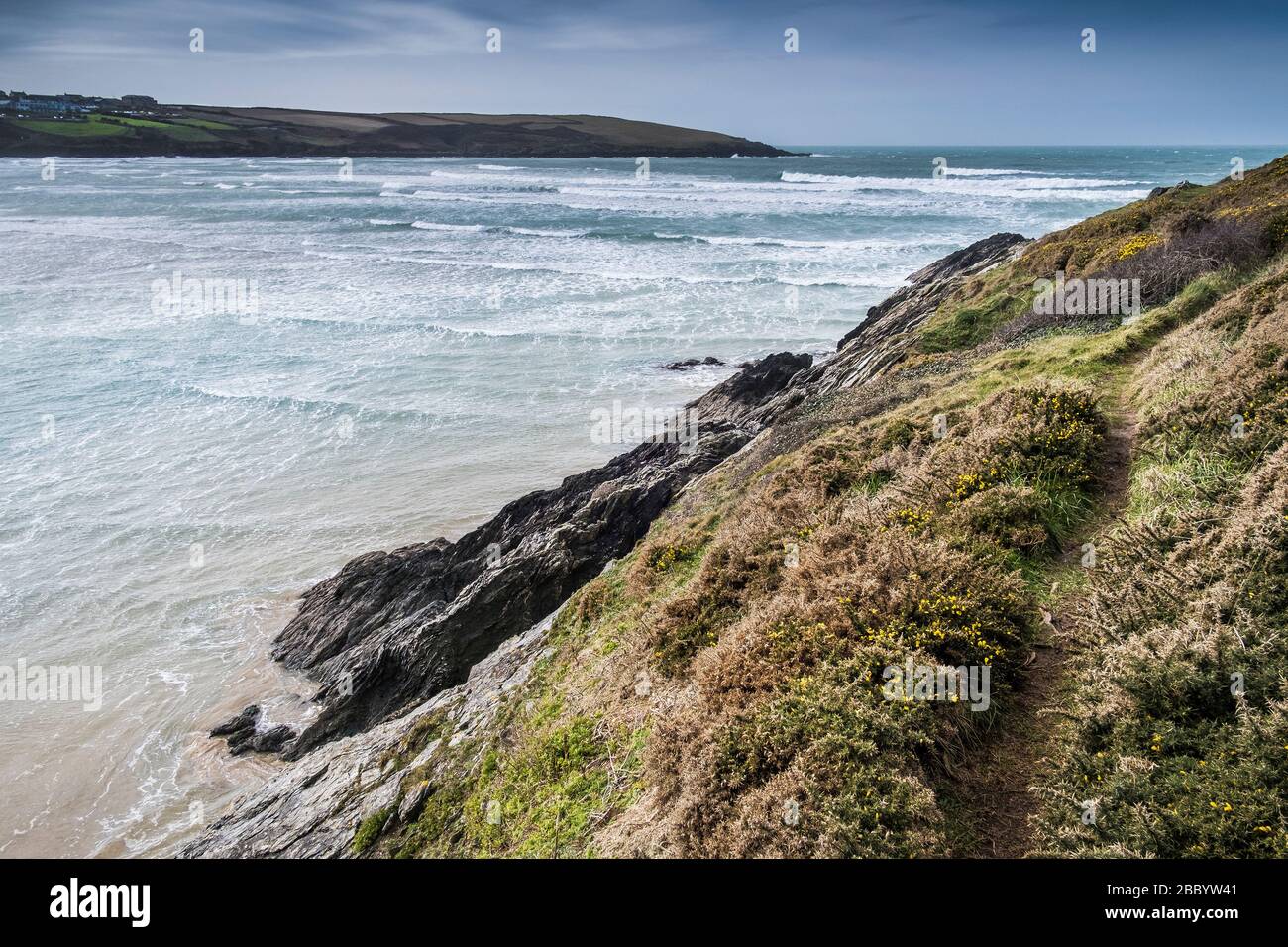 Un sentier côtier donnant sur la marée entrante à Crantock Beach, à Newquay, en Cornwall. Banque D'Images