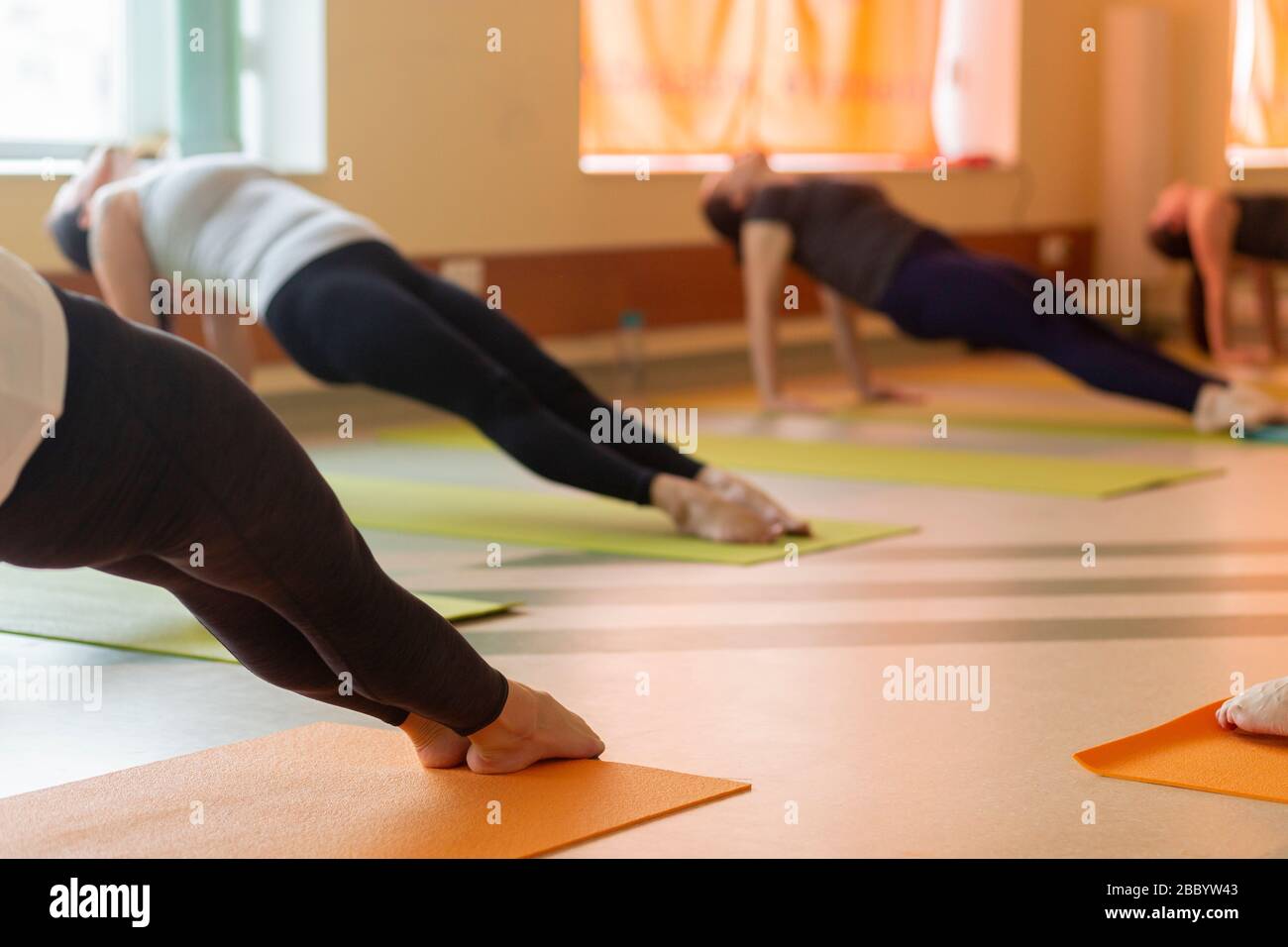 Cours de yoga Hattha en cours Banque D'Images