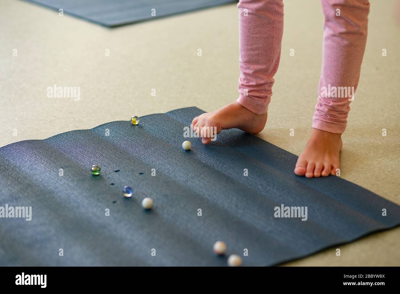 Cueillette de marbres pendant un cours de yoga pour enfants Banque D'Images