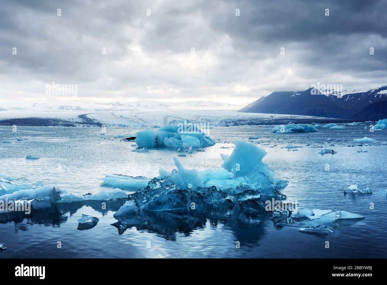 Magnifique paysage de soirée avec icebergs flottants dans la lagune de glacier de Jokulsarlon, Islande Banque D'Images