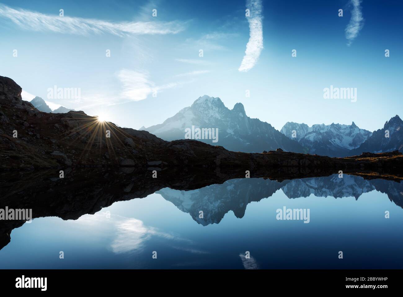 Vue incroyable de l'eau claire et le ciel réflexion sur Chesery lac (lac De Cheserys) en France Alpes. Monte Bianco de montagnes sur l'arrière-plan. La photographie de paysage, Chamonix. Banque D'Images