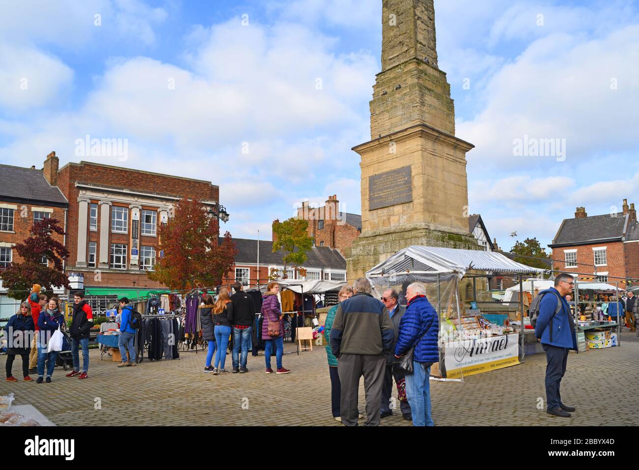 les gens font du shopping à ripon market square yorkshire royaume-uni Banque D'Images