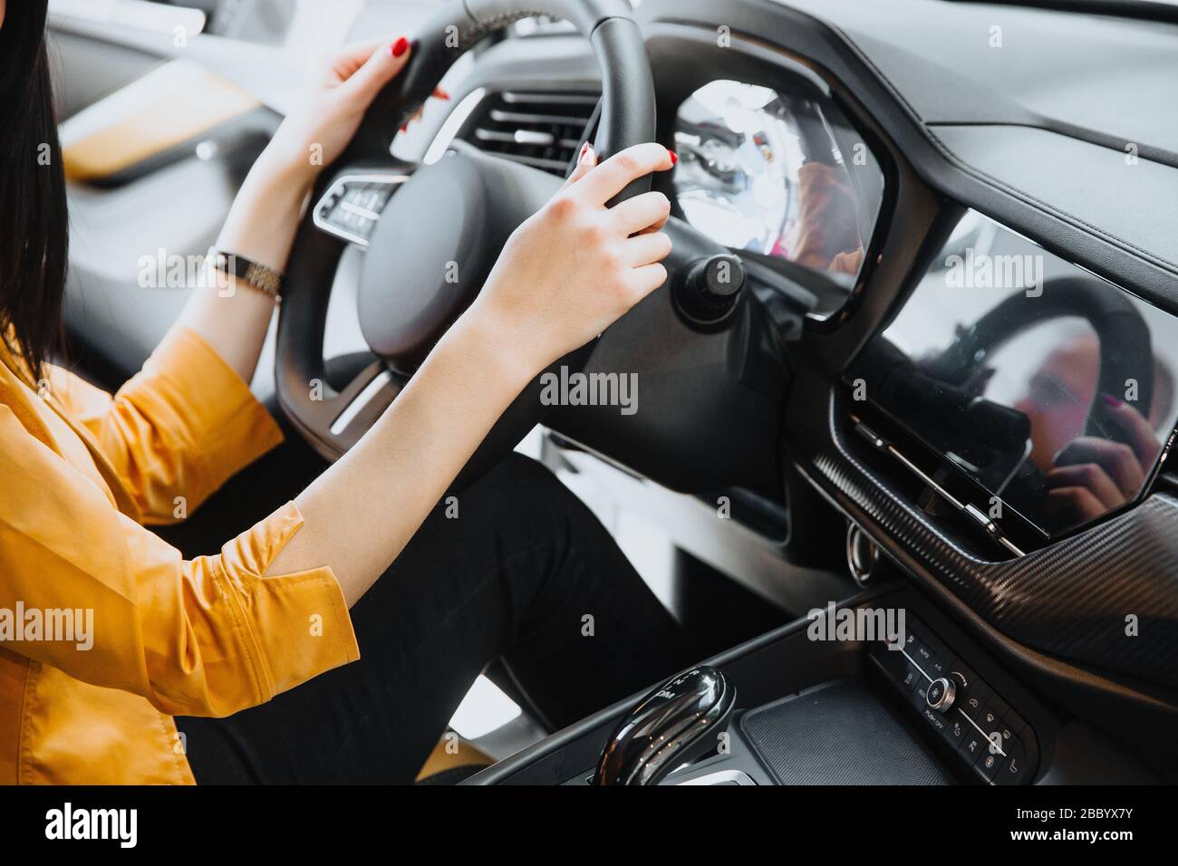 Les mains sur le volant d'une voiture pendant la conduite. Banque D'Images