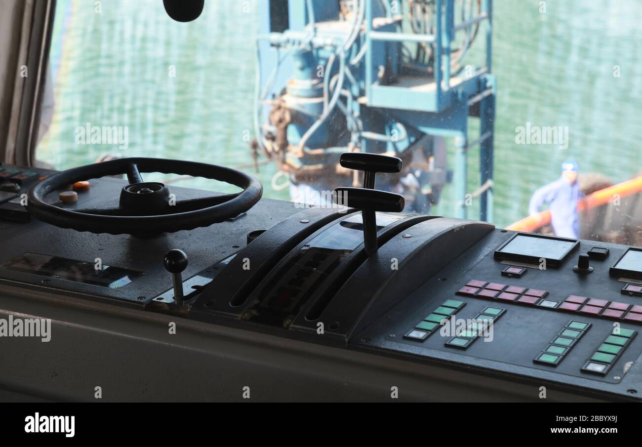 Panneau de commande avec volant d'un bateau remorqueur. Photo d'un pont de capitaines Banque D'Images