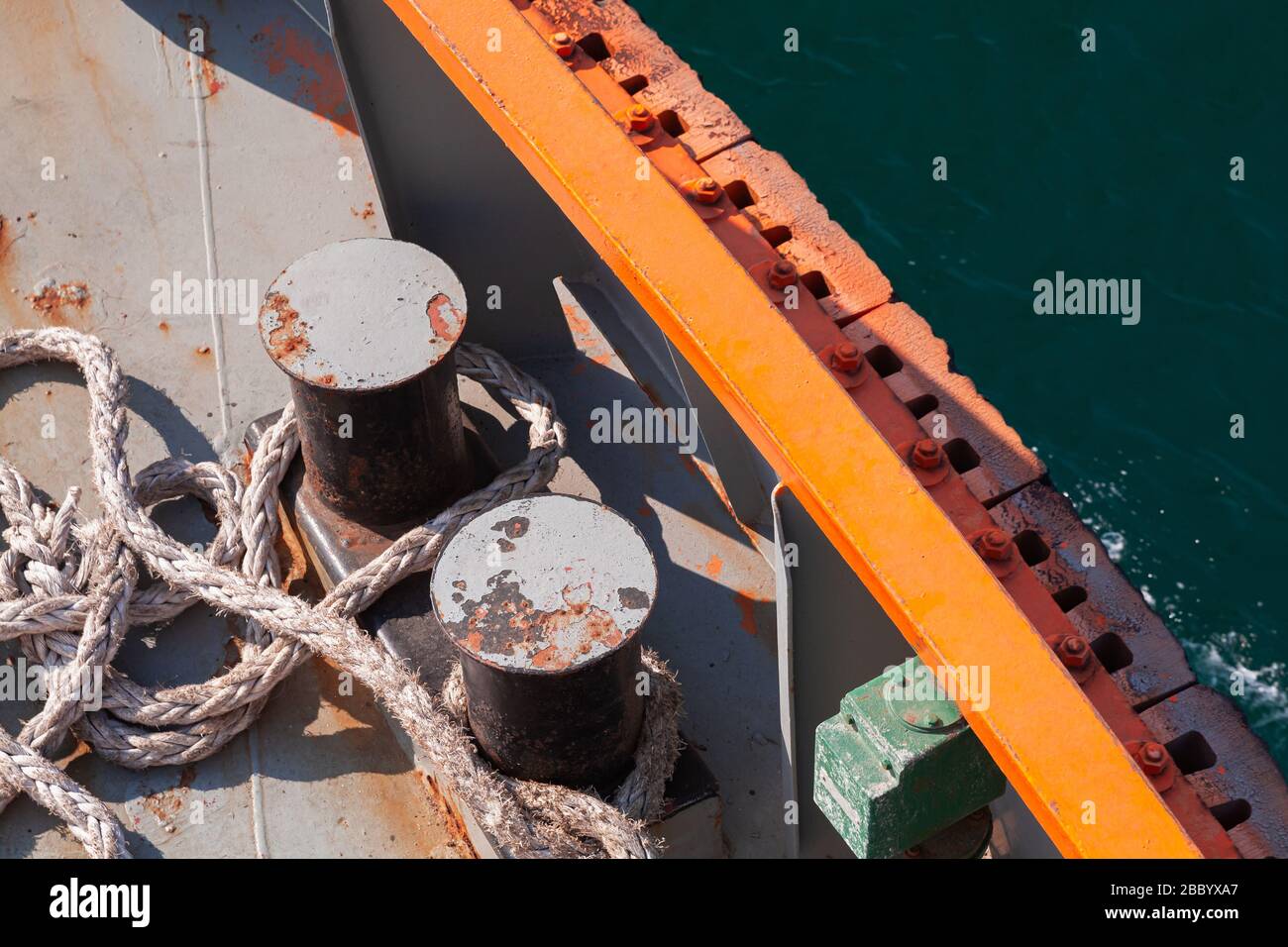 Un ponton avec des cordes d'amarrage se trouve sur une terrasse de bateau remorqueur Banque D'Images