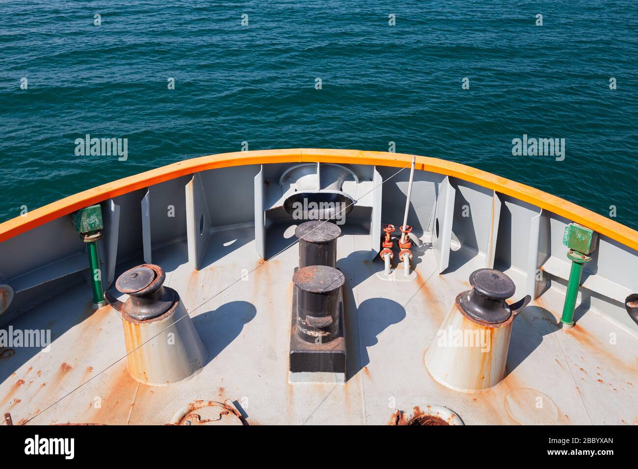 Proue d'un bateau remorqueur et d'eau de mer. Photo prise d'un pont de capitaines Banque D'Images