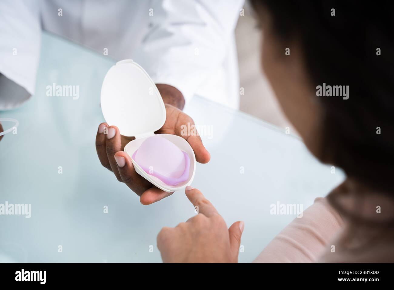 Femme gynécologue Consulting sur le diaphragme la contraception et méthode de contraception Banque D'Images